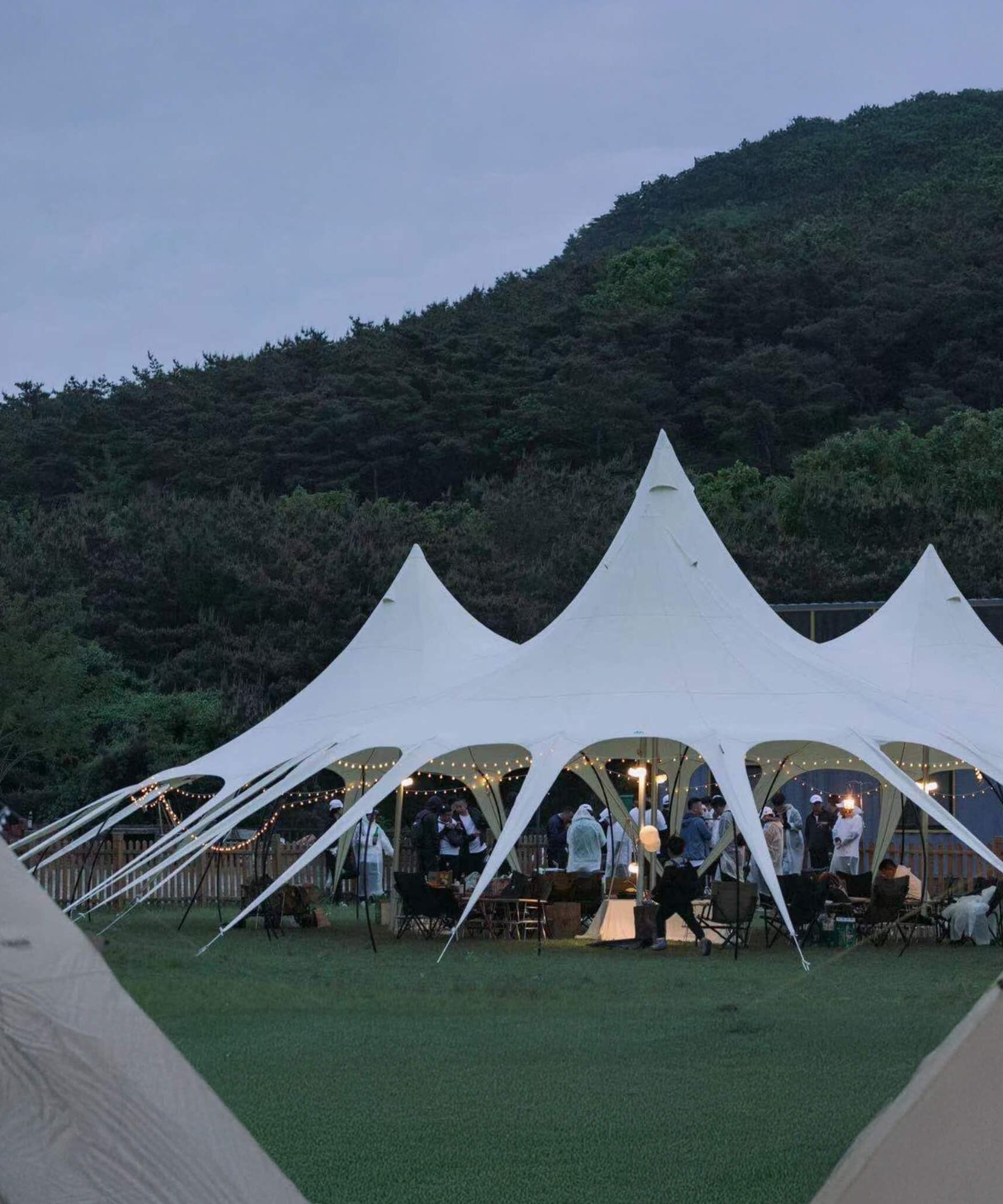 Extra-Large Portable Waterproof Multifunctional Outdoor Rain Tarp Canopy (SAK79811)