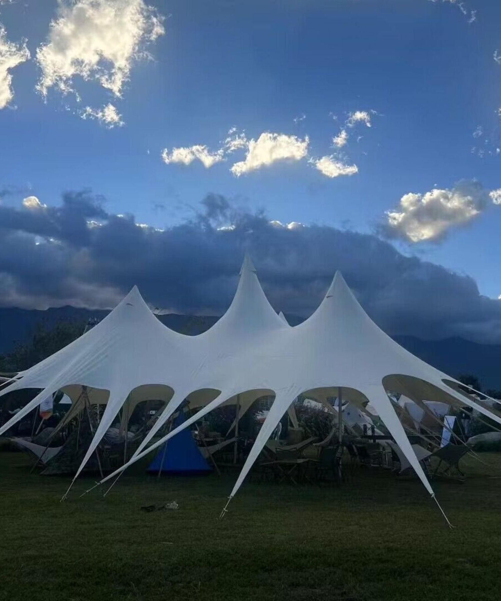Extra-Large Portable Waterproof Multifunctional Outdoor Rain Tarp Canopy (SAK79811)