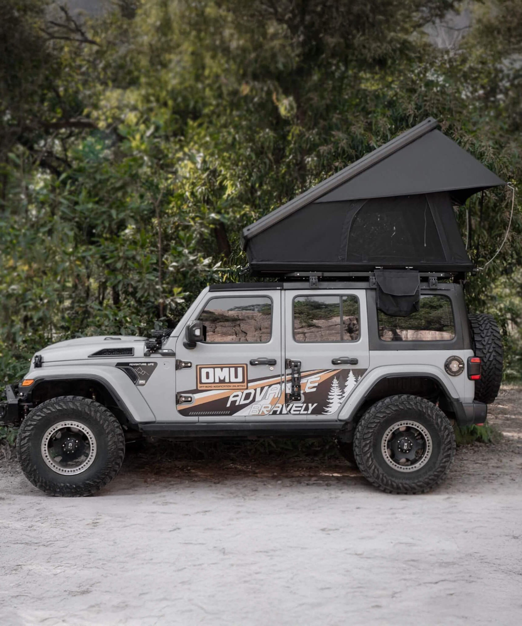 Trailora Altitude Heavy-Duty Hard-Shell Rooftop Tent With Ladder [2-3 Person] (SAK93120)