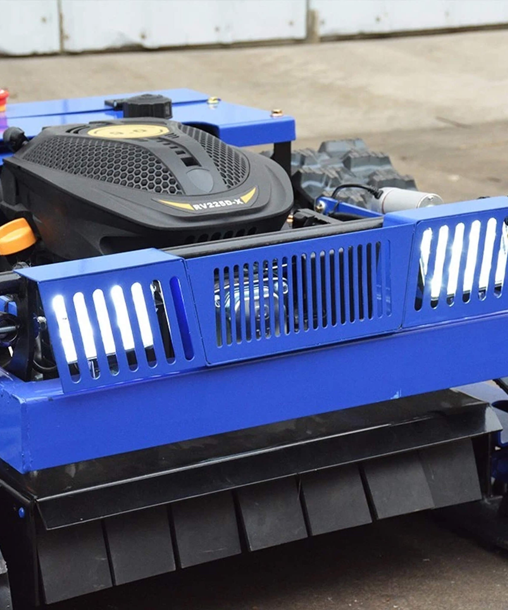 Heavy-Duty 7HP Commercial Remote-Controlled Tracked Gasoline Lawn Mower (SAK94270)