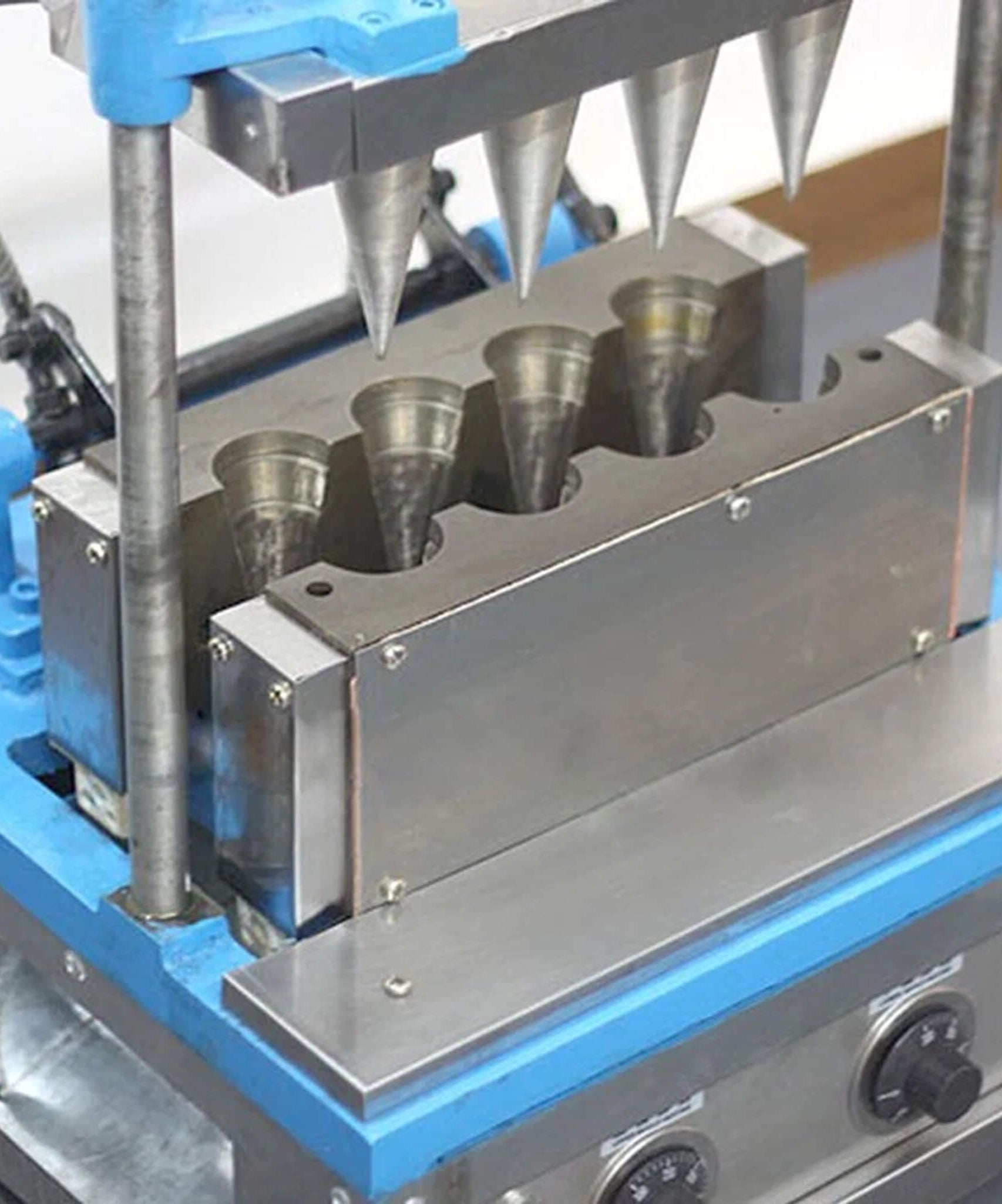 Heavy-Duty Commercial 4-Mold Ice Cream Cone Maker Machine (SAK74021)
