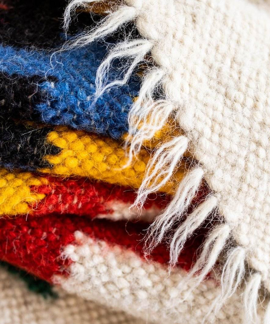 Handgewebter dünner Teppich mit traditionellem Karpatenmuster