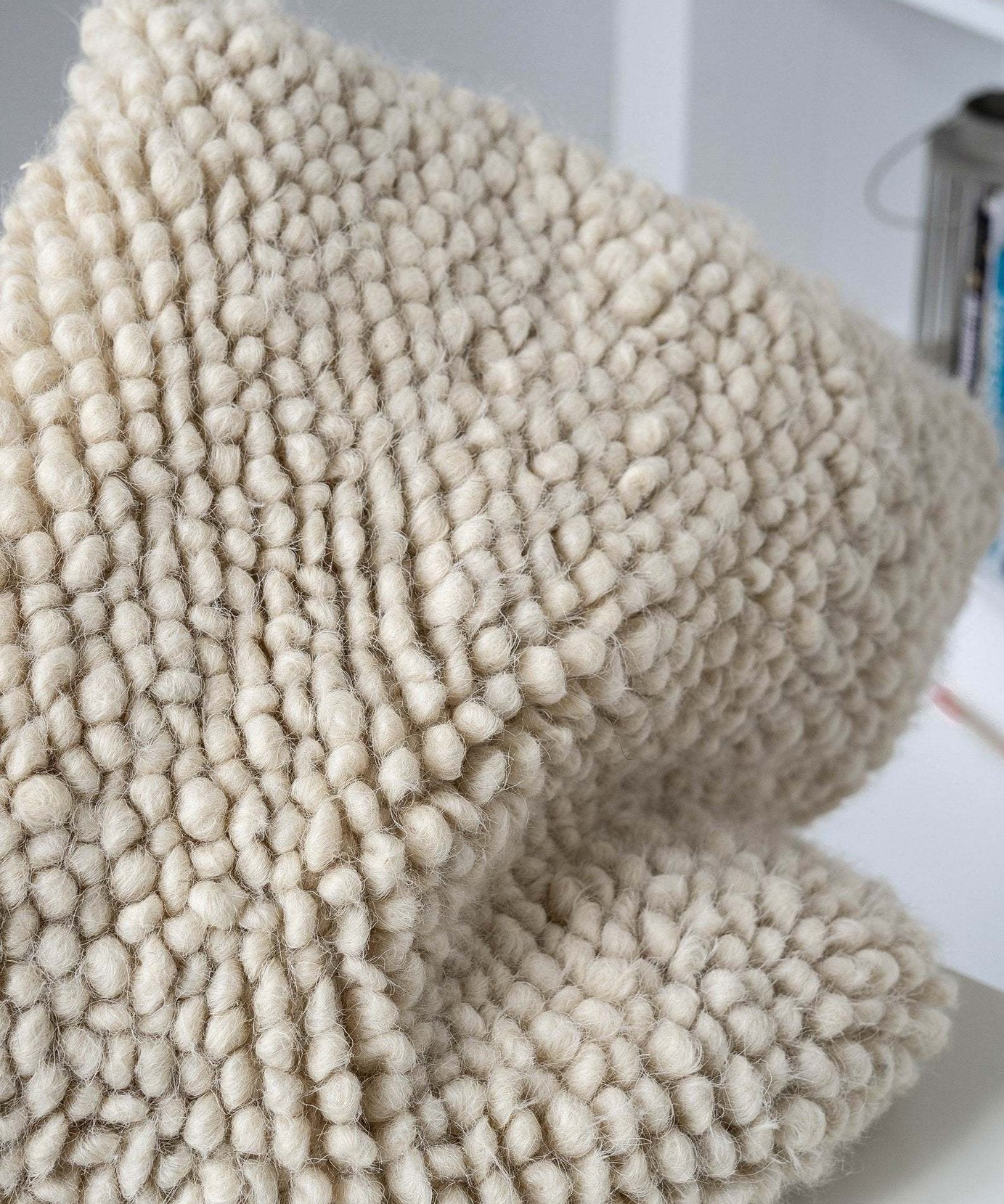 Handgewebtes Dekokissen aus Wolle "Stones"