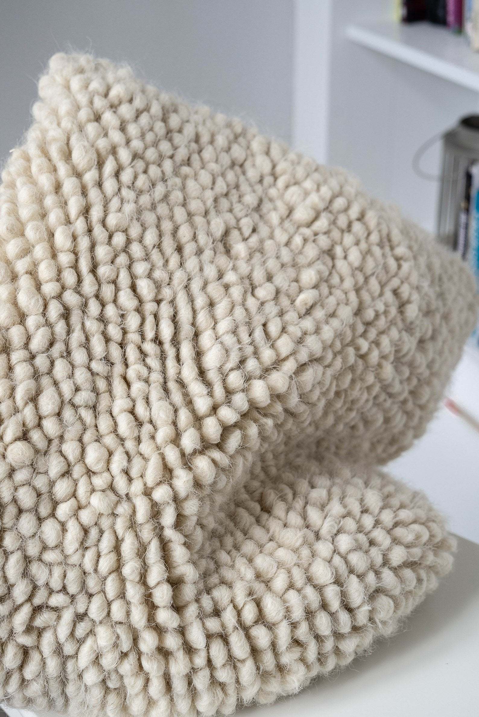 Handgewebtes Dekokissen aus Wolle "Stones"