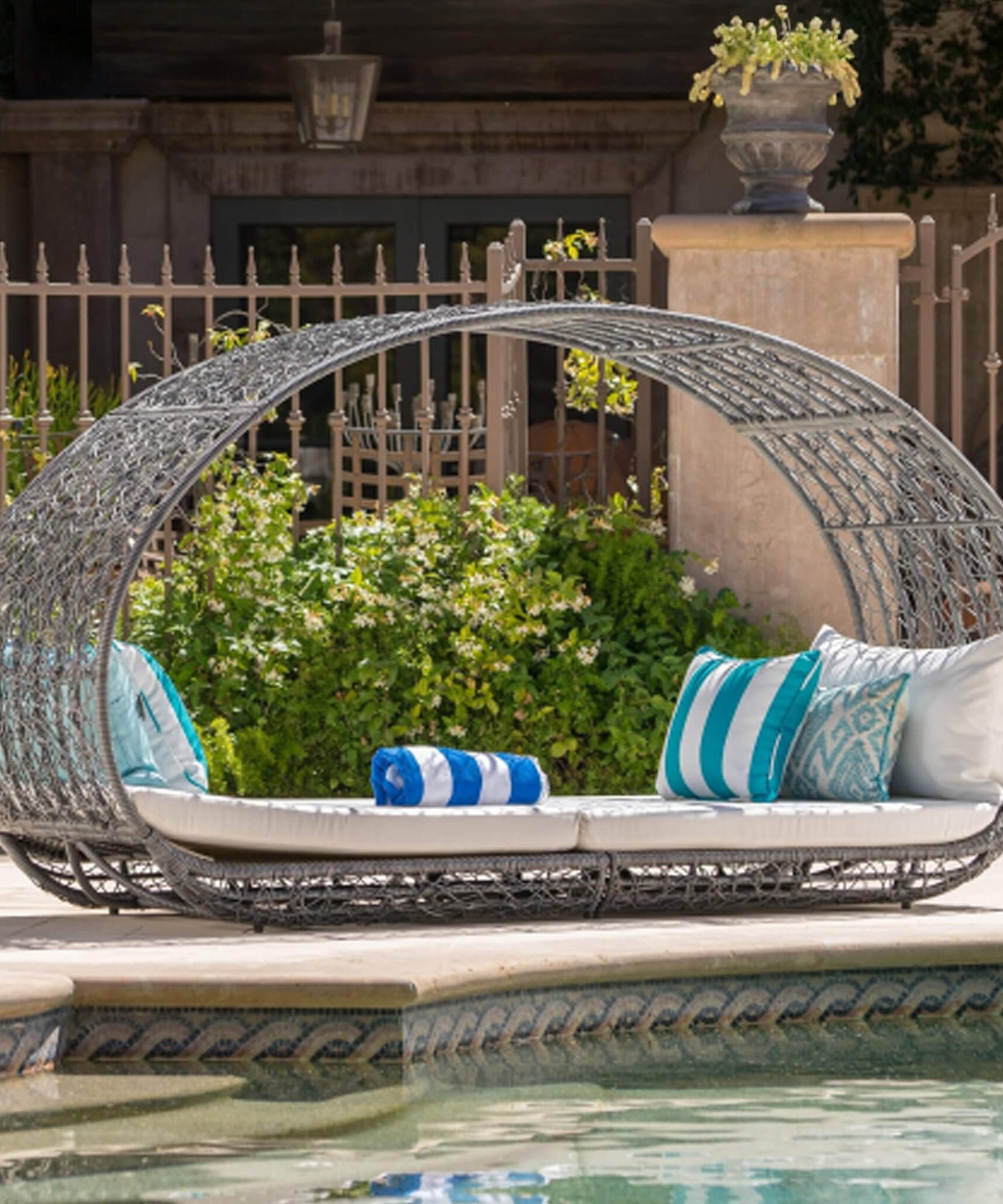 Alora Large 2-Person Abigal Outdoor Wicker Daybed With Aluminum Frame And Cushions (SAK23942)