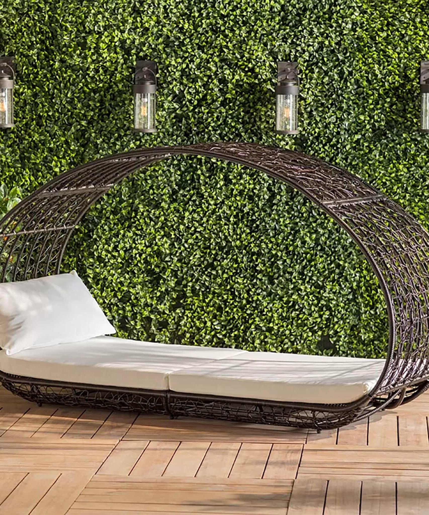 Alora Large 2-Person Abigal Outdoor Wicker Daybed With Aluminum Frame And Cushions (SAK23942)