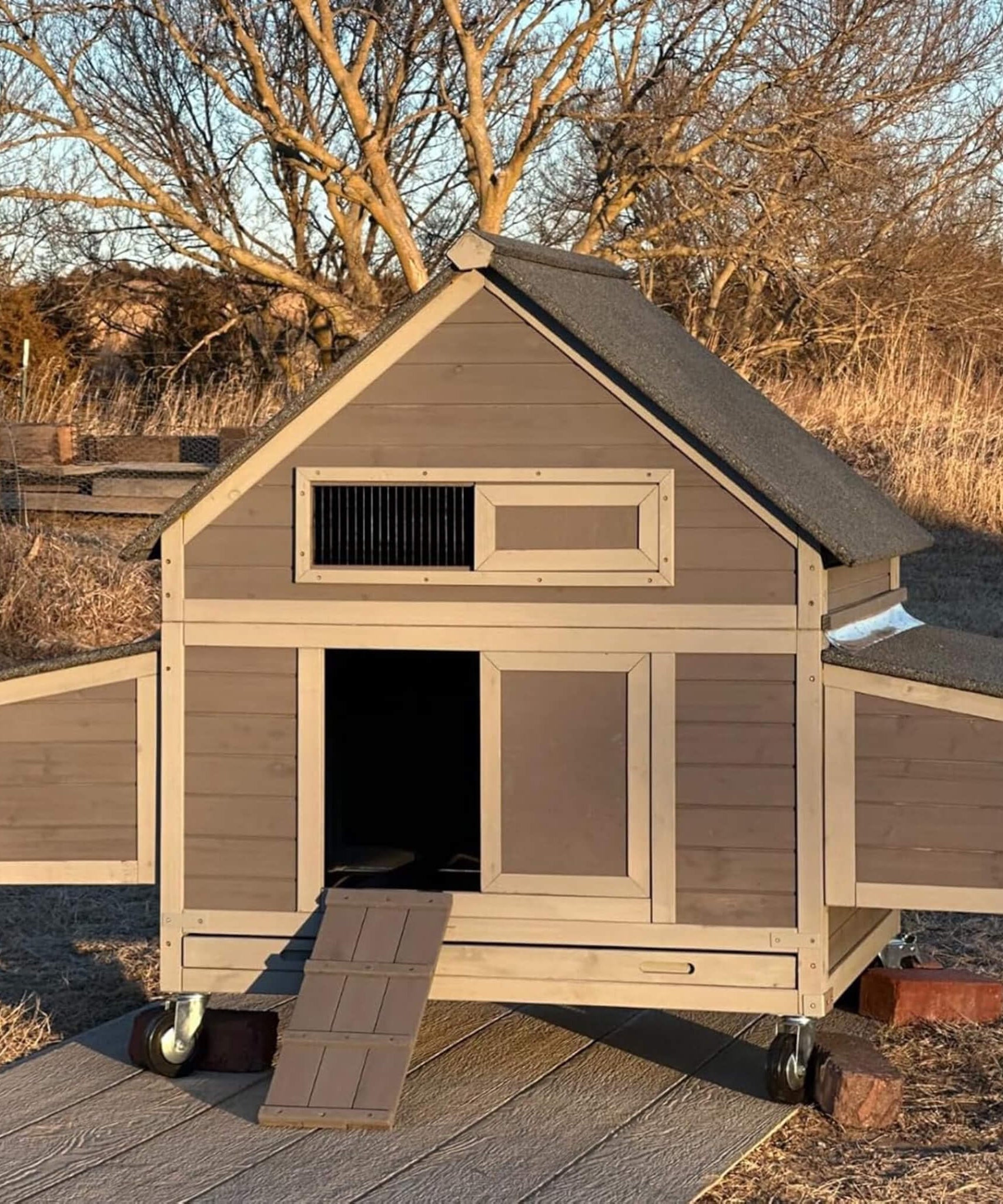 Large 63-Inch Movable Wooden Hen House With Wheels And Nesting Box (SAK50791)