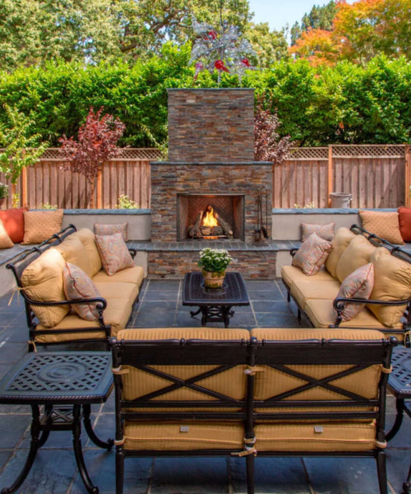 Majestic Courtyard 55K BTU 42-Inch Traditional Outdoor Natural Gas Fireplace (No Refractory) [ODCOUG-42NR] (SAK45318)