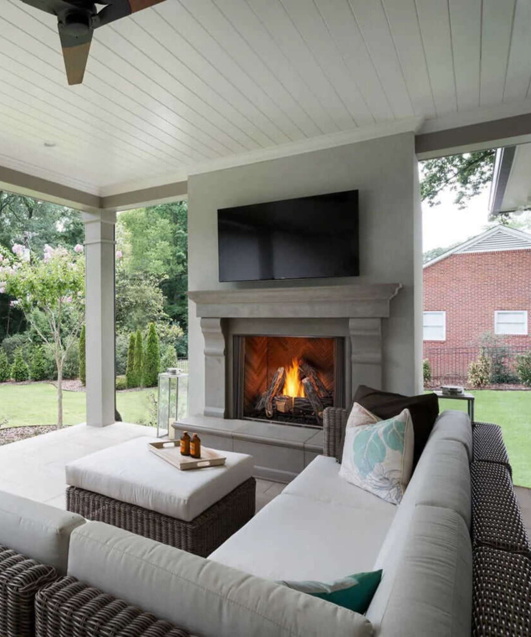 Majestic Courtyard 55K BTU 36-Inch Traditional Outdoor Natural Gas Fireplace (No Refractory) [ODCOUG-36NR] (SAK74218)