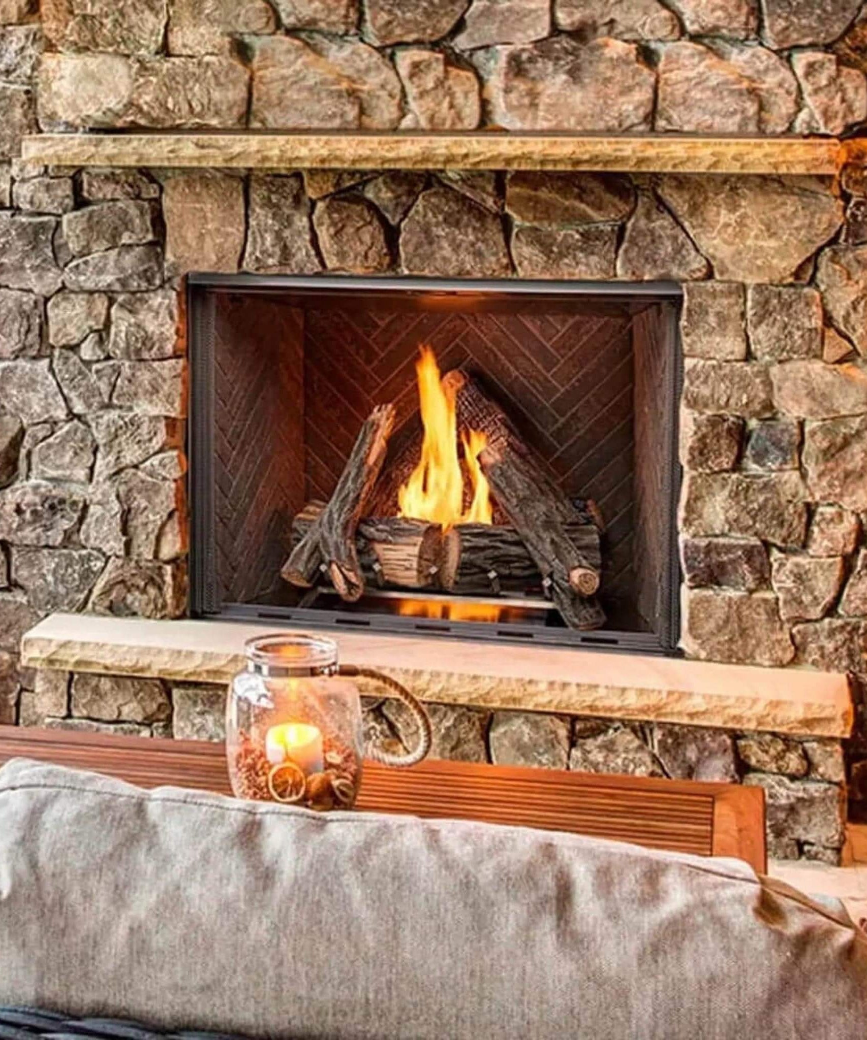 Majestic Courtyard 55K BTU 42-Inch Traditional Outdoor Gas Fireplace With Stacked Concrete Refractory [ODCOUG-42TS] (SAK75312)