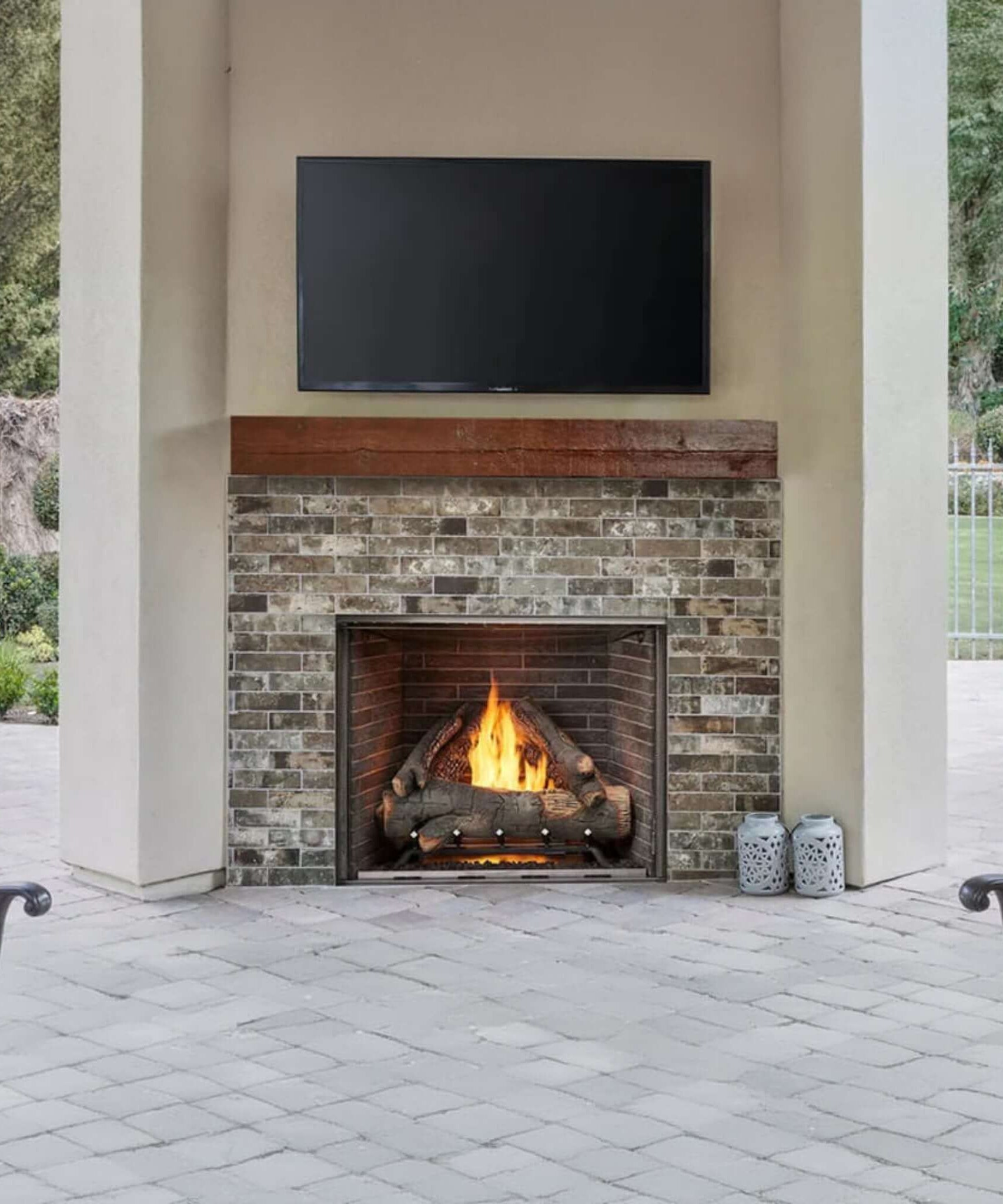 Majestic Courtyard 55K BTU 42-Inch Traditional Outdoor Gas Fireplace With Stacked Concrete Refractory [ODCOUG-42TS] (SAK75312)