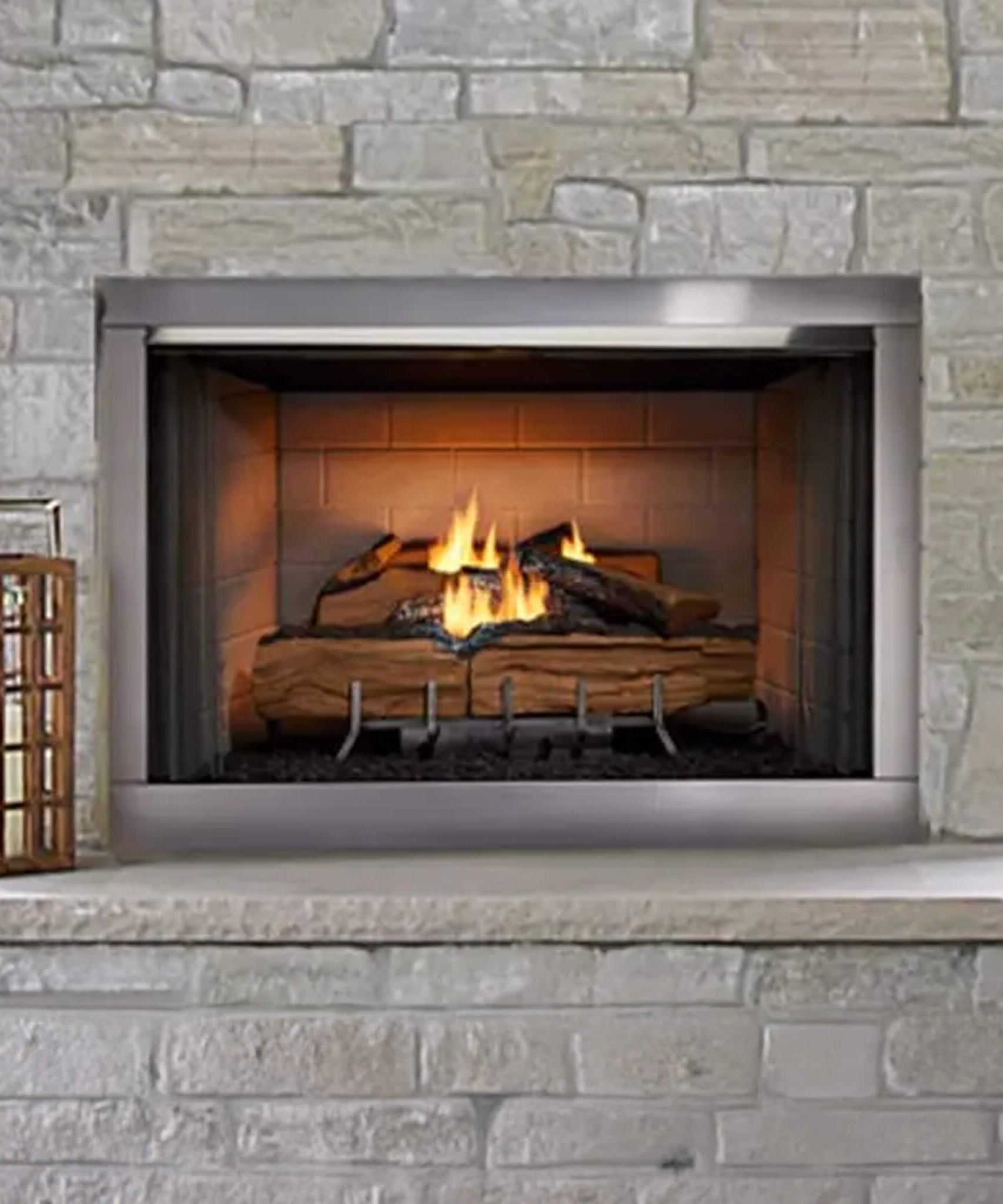 Majestic Vesper 42-Inch Traditional Concrete Refractory Outdoor Gas Fireplace [VOFB42-T] (SAK61435)