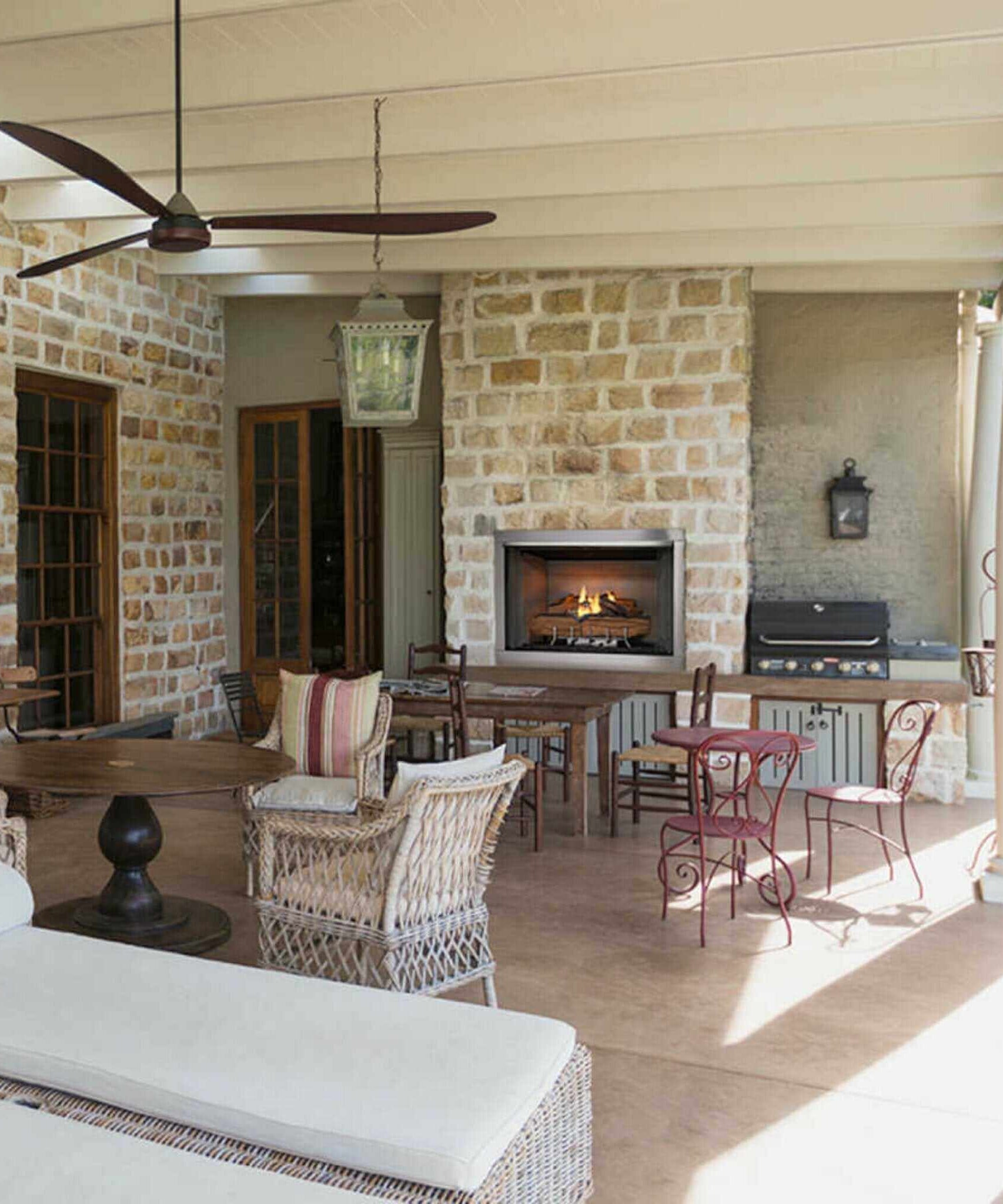Majestic Vesper 42-Inch Traditional Concrete Refractory Outdoor Gas Fireplace [VOFB42-T] (SAK61435)