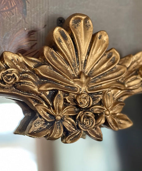 Verzierter goldener rechteckiger Spiegel mit Blumenmuster