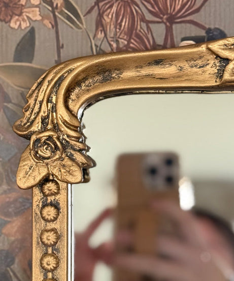 Verzierter goldener rechteckiger Spiegel mit Blumenmuster