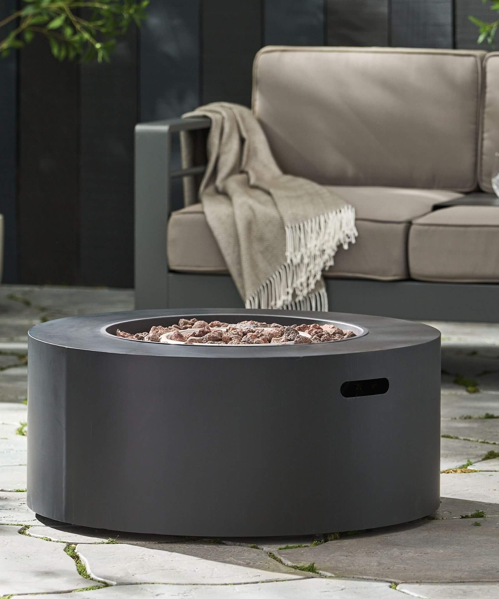 Alora Modern 32-Inch 40K BTU Round Iron Propane Fire Pit (SAK29102)