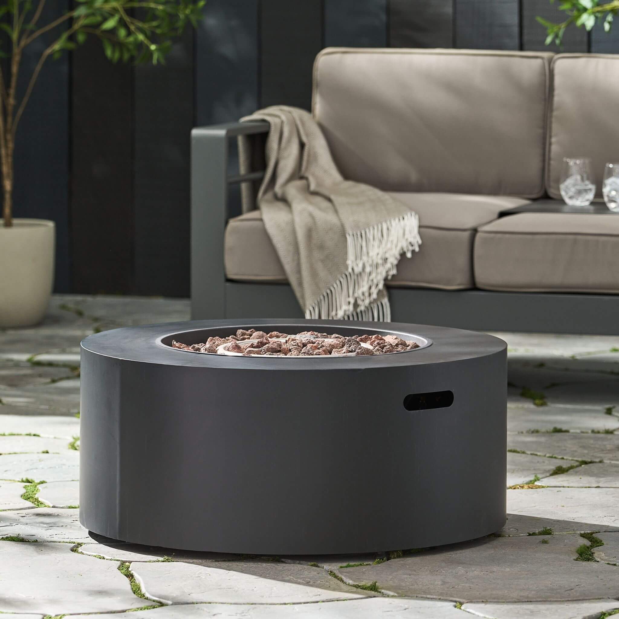 Alora Modern 32-Inch 40K BTU Round Iron Propane Fire Pit (SAK29102)
