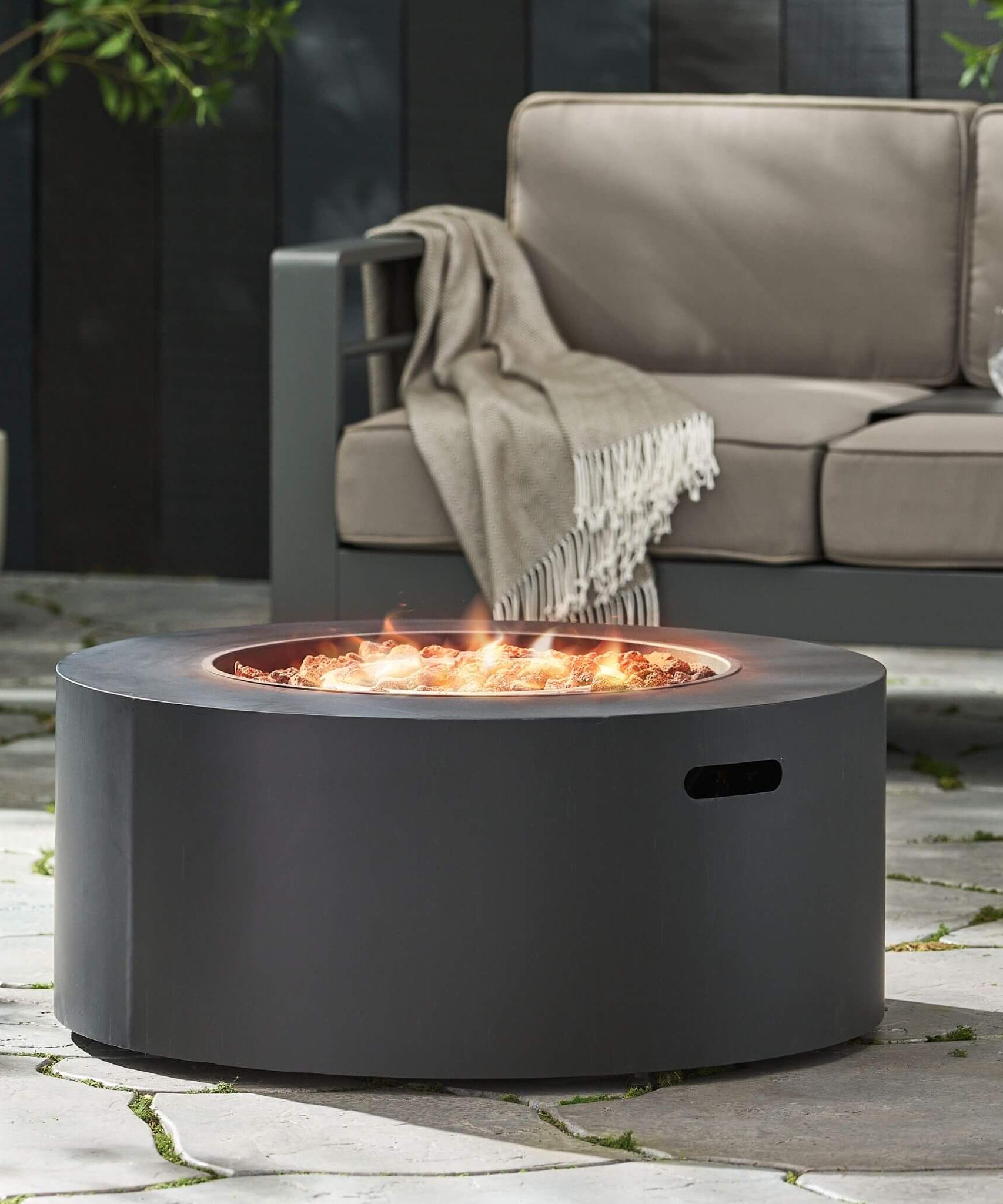 Alora Modern 32-Inch 40K BTU Round Iron Propane Fire Pit (SAK29102)