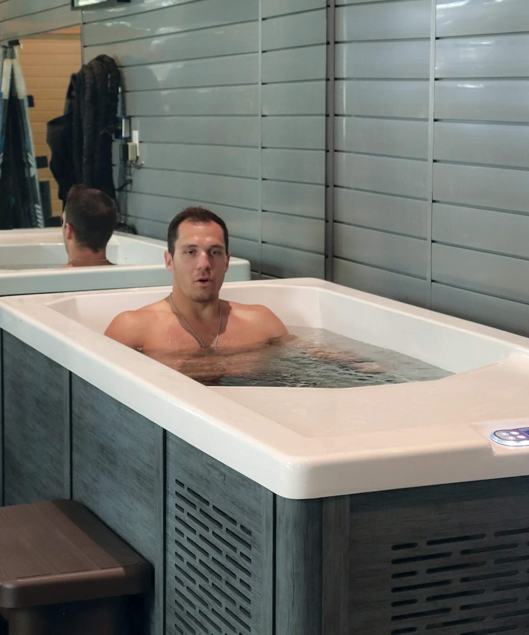 CSC 1000 Premium Cold Plunge Spa Tub With Built-In Ozone And Multi-Coloured Exterior Lighting (SAK37605)