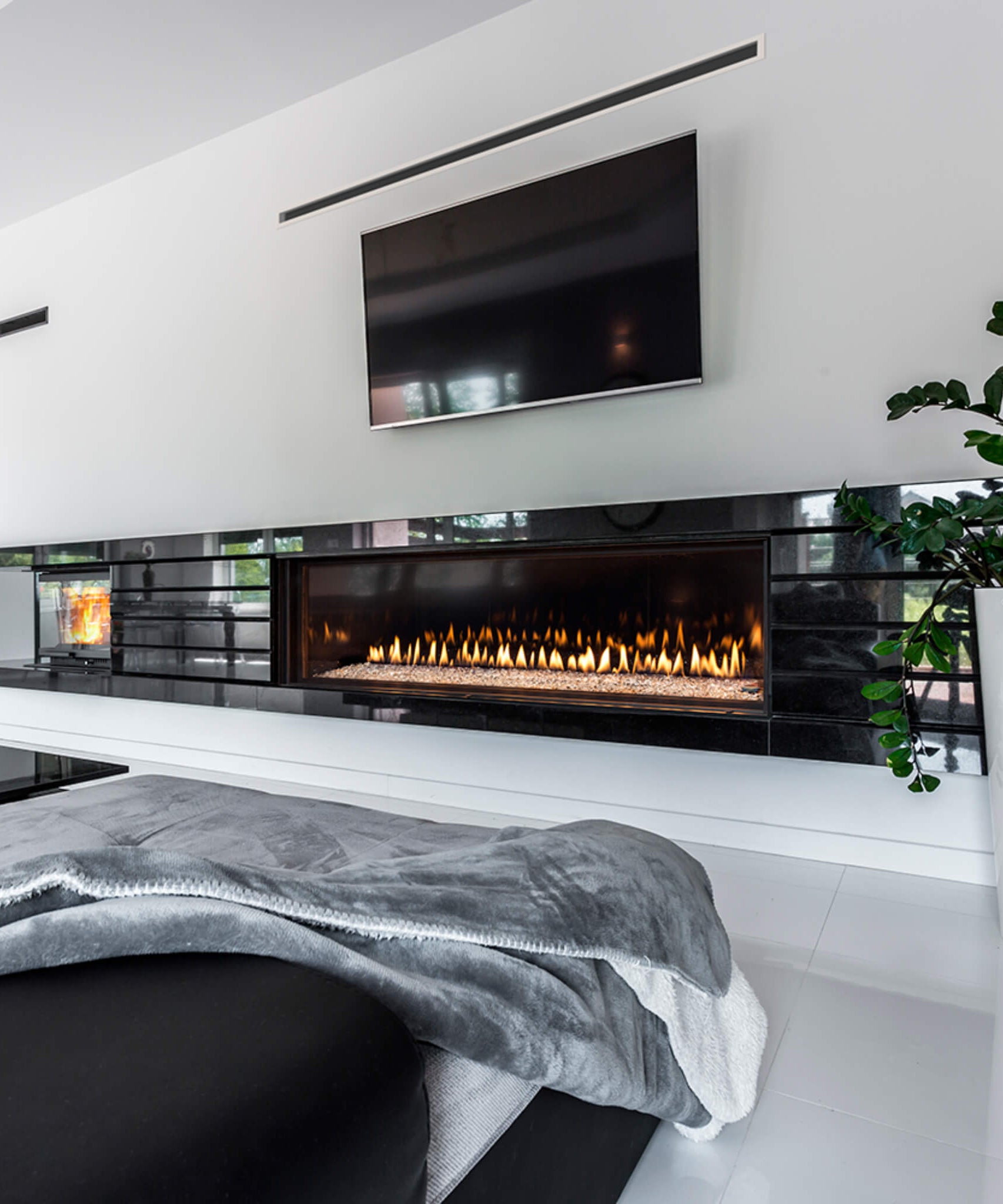 Montigo Distinction 63-Inch Single Sided Linear Direct Vent Natural Gas Fireplace [D6315NI-2] (SAK34218)
