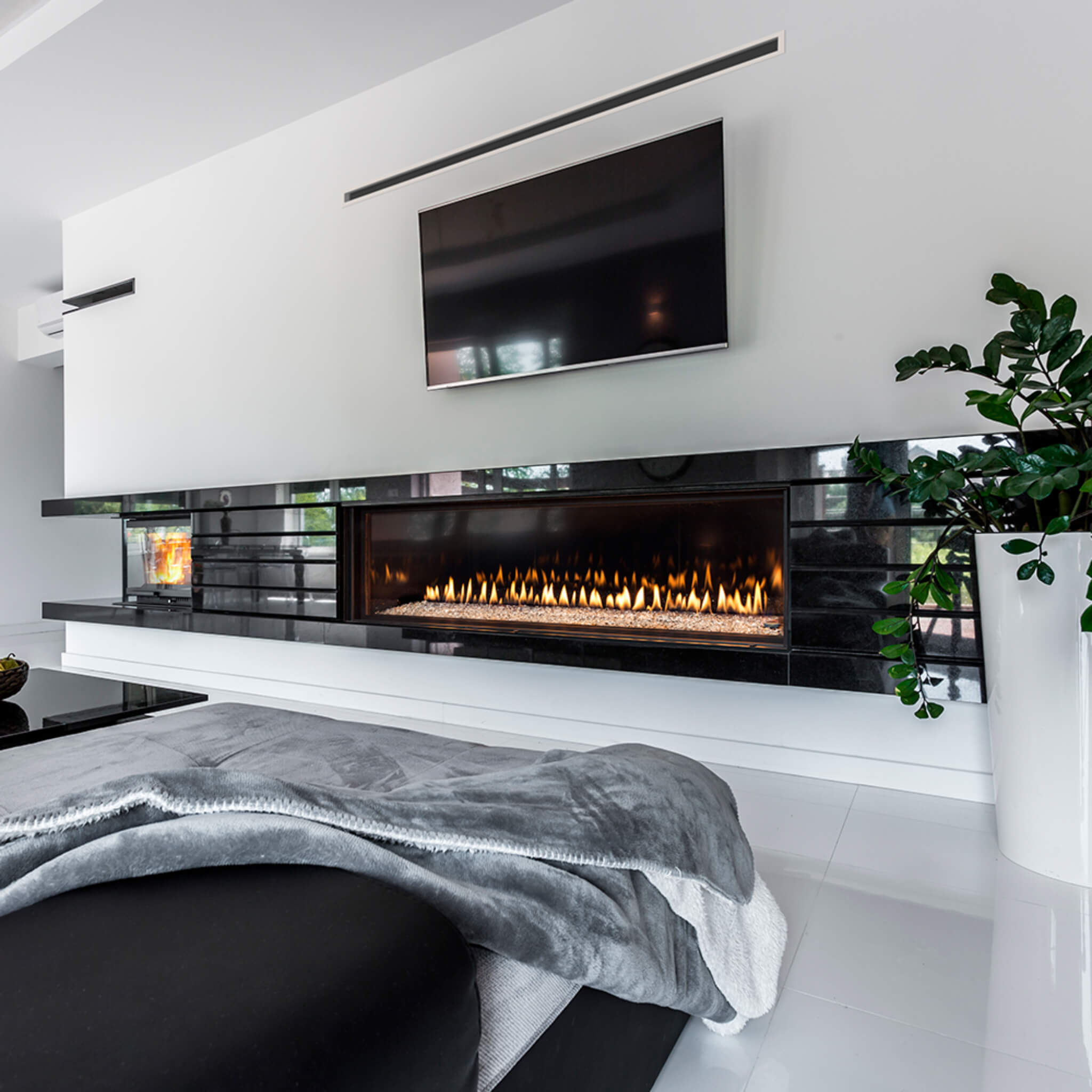 Montigo Distinction 63-Inch Single Sided Linear Direct Vent Natural Gas Fireplace [D6315NI-2] (SAK34218)