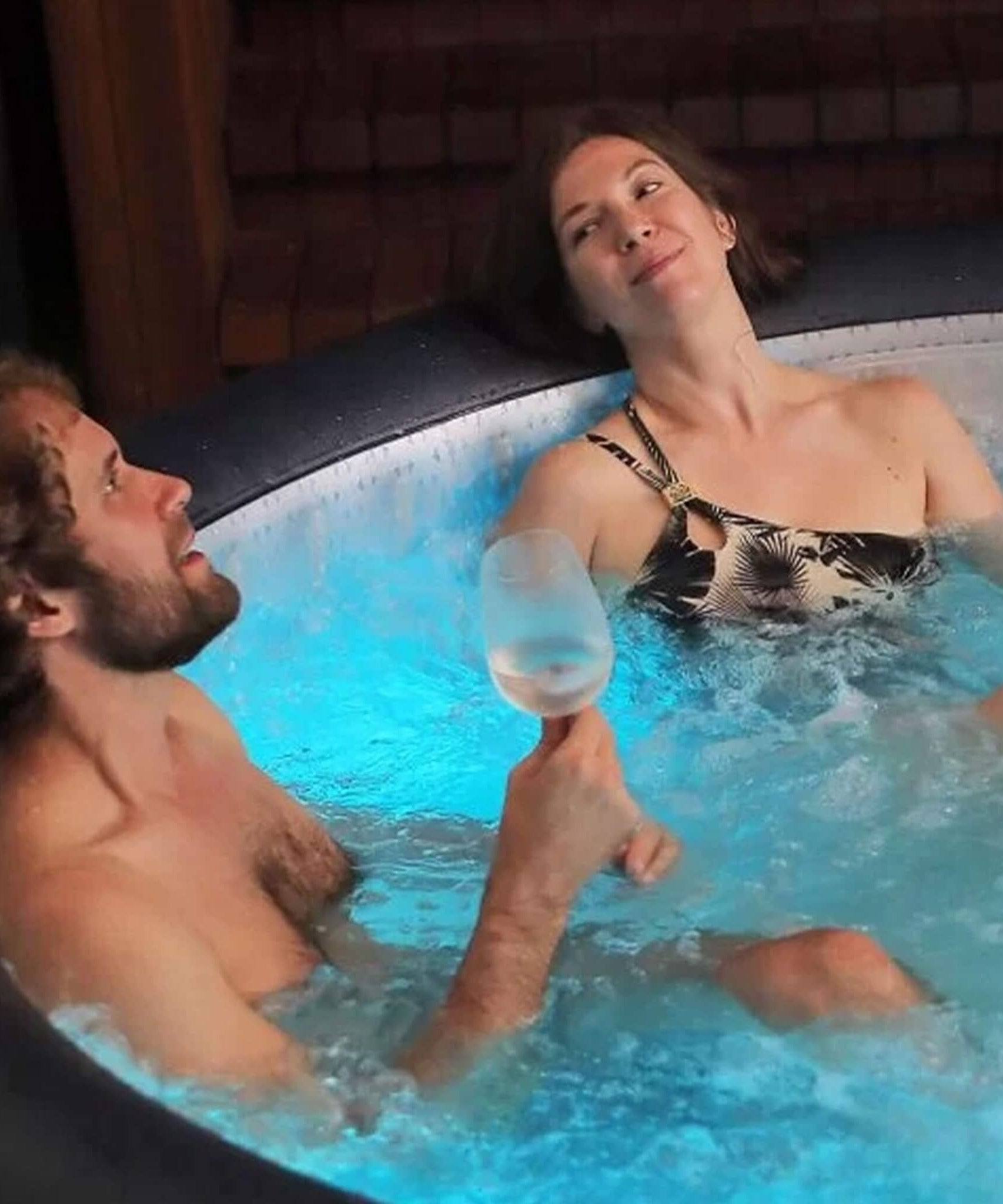 MSpa Aurora Urban Series Six-Person Inflatable Round Hot Tub With Hydro Massage [U-AU061] (SAK19375)