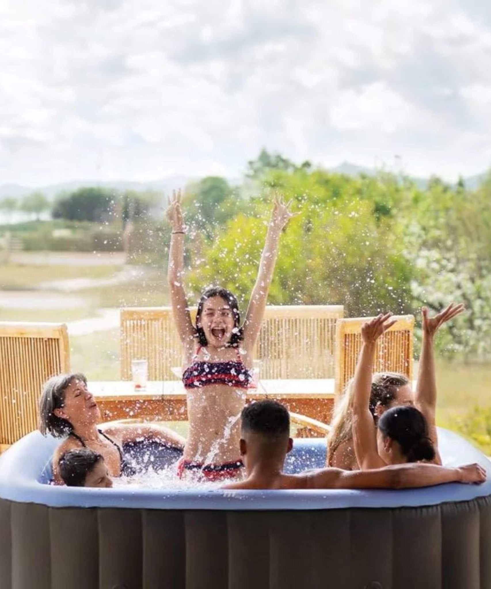 MSpa Tekapo Comfort Series Six-Person Inflatable Square Bubble Spa Hot Tub With 132 Bubble Jets [C-TE062] (SAK80641)