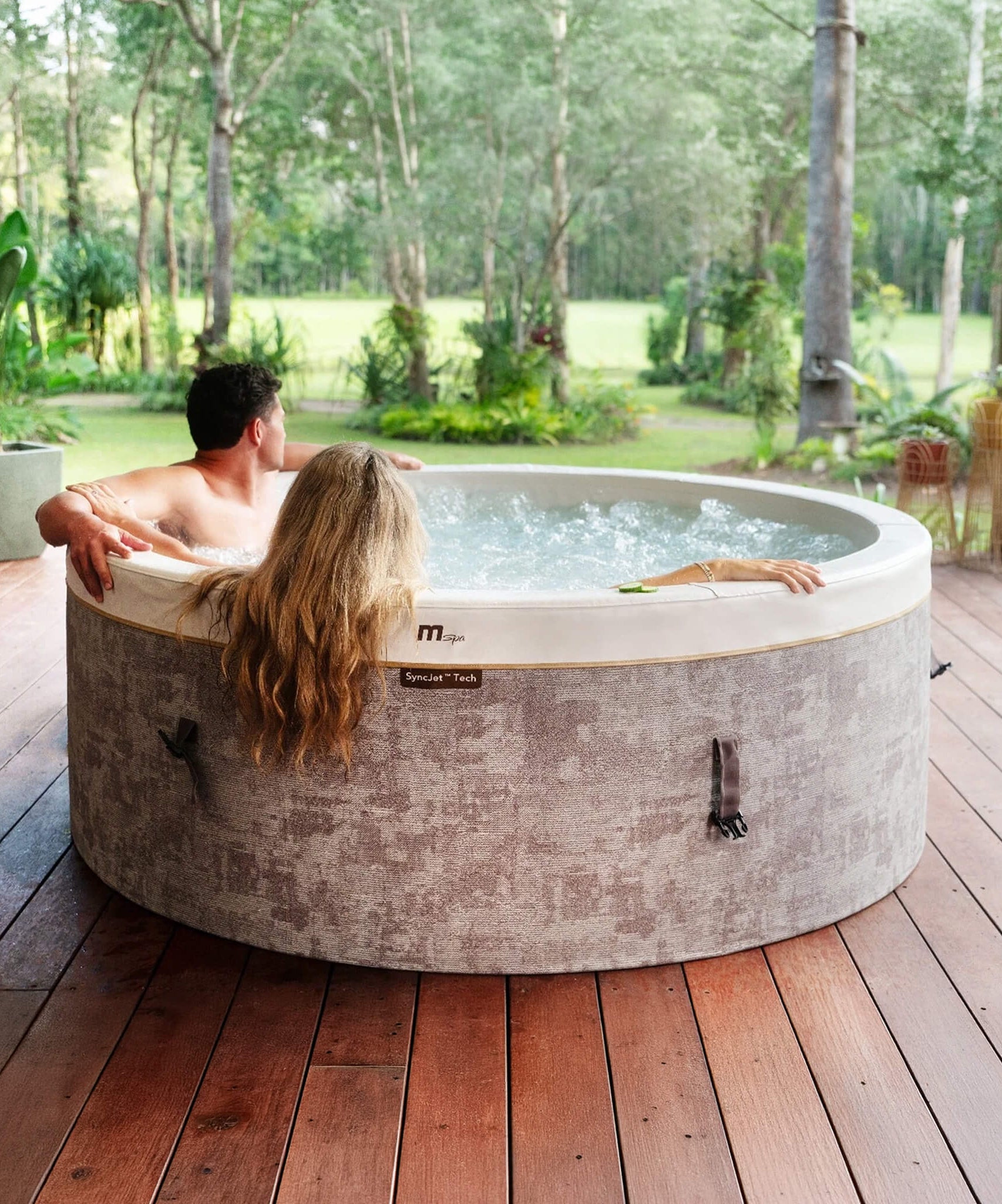 MSpa Cocoon Verto Series Six-Person Inflatable Round Hot Tub With Hydro Massage [F-CO063WE] (SAK50928)