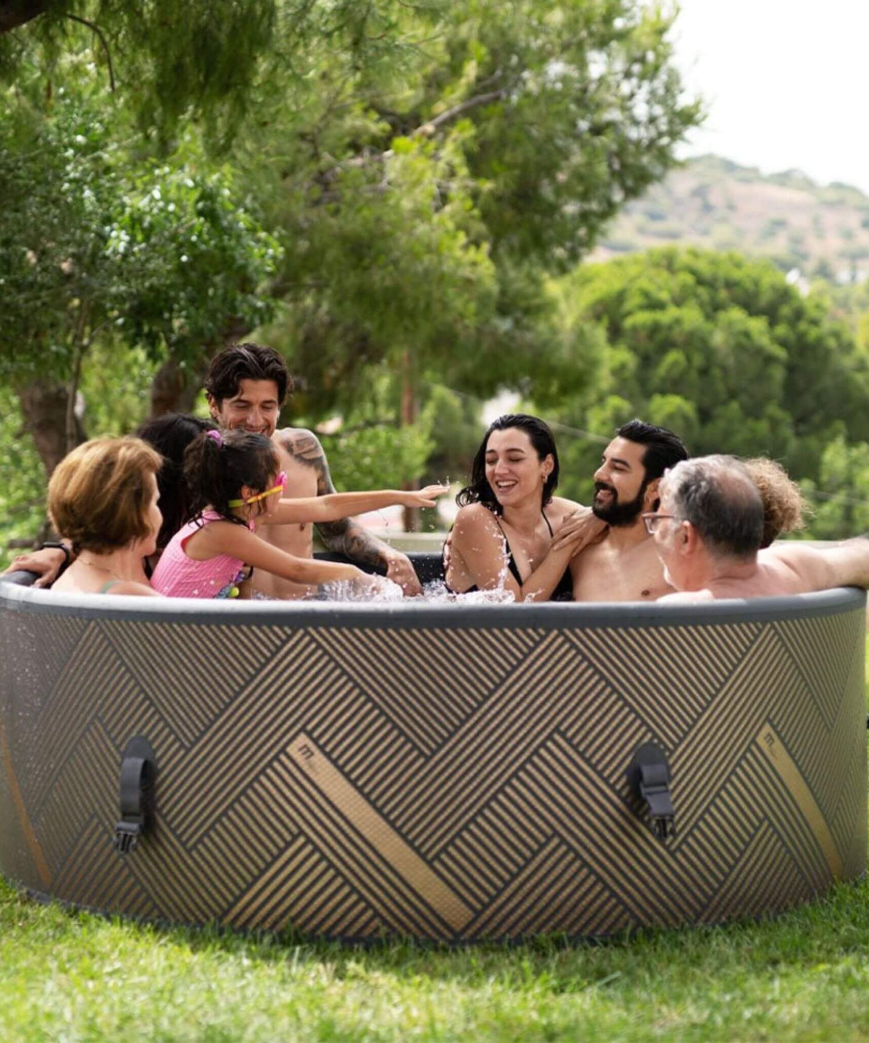 MSpa Mono Frame Series Luxury 6-Person Inflatable Round Hot Tub With WIFI Control [F-MO063W] (SAK75263)