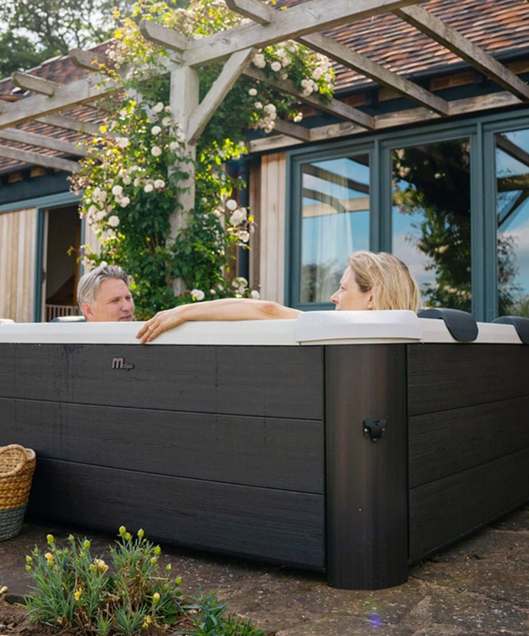 MSpa Oslo Supreme 6-Person 120 Jets Square Spa W/ LED Lights & Integrated App Control [F-OS063W] (SAK93516)