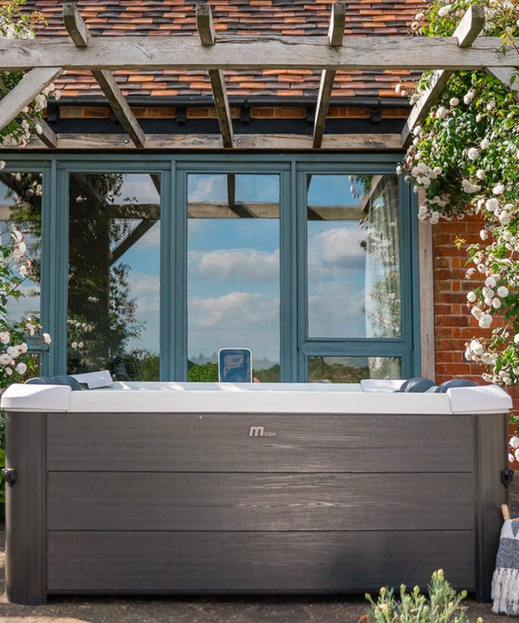 MSpa Oslo Supreme 6-Person 120 Jets Square Spa W/ LED Lights & Integrated App Control [F-OS063W] (SAK93516)