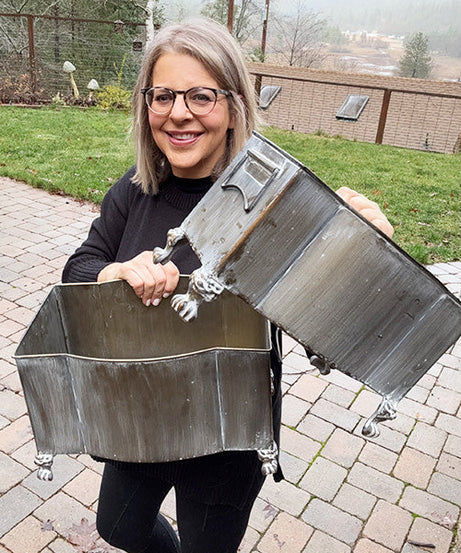 Gealterte Metall-Pflanzgefäße auf Füßen, 2er-Set