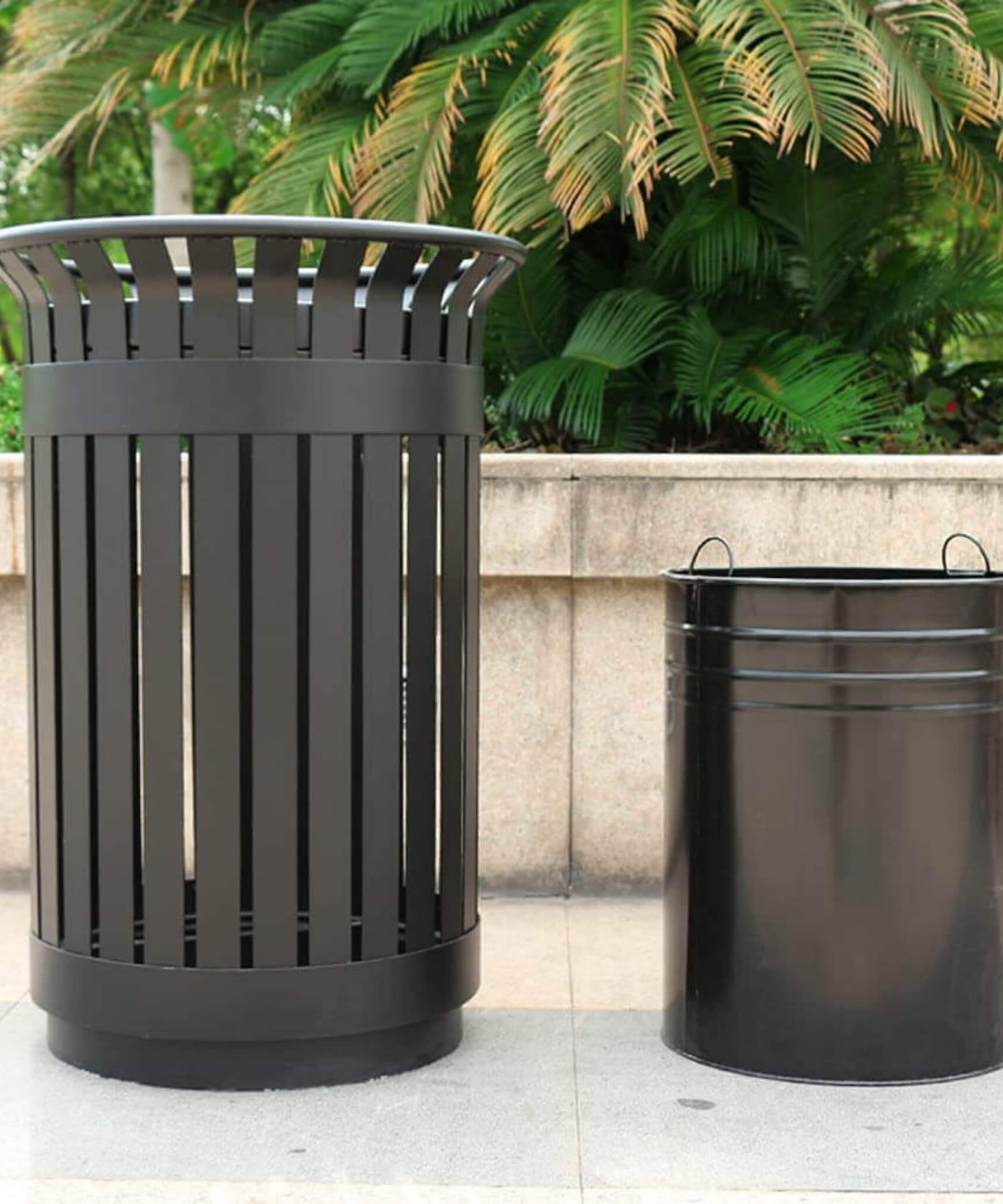 Premium Heavy-Duty Extra Large Outdoor Commercial Metal Slat Garbage Trash Can (SAK48591)