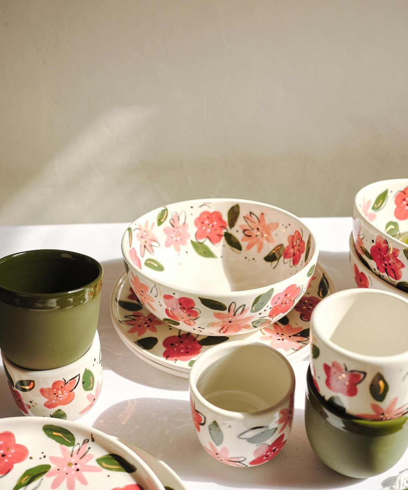 Handbemalte Blumensalatschale - Einzigartiges Porzellandesign