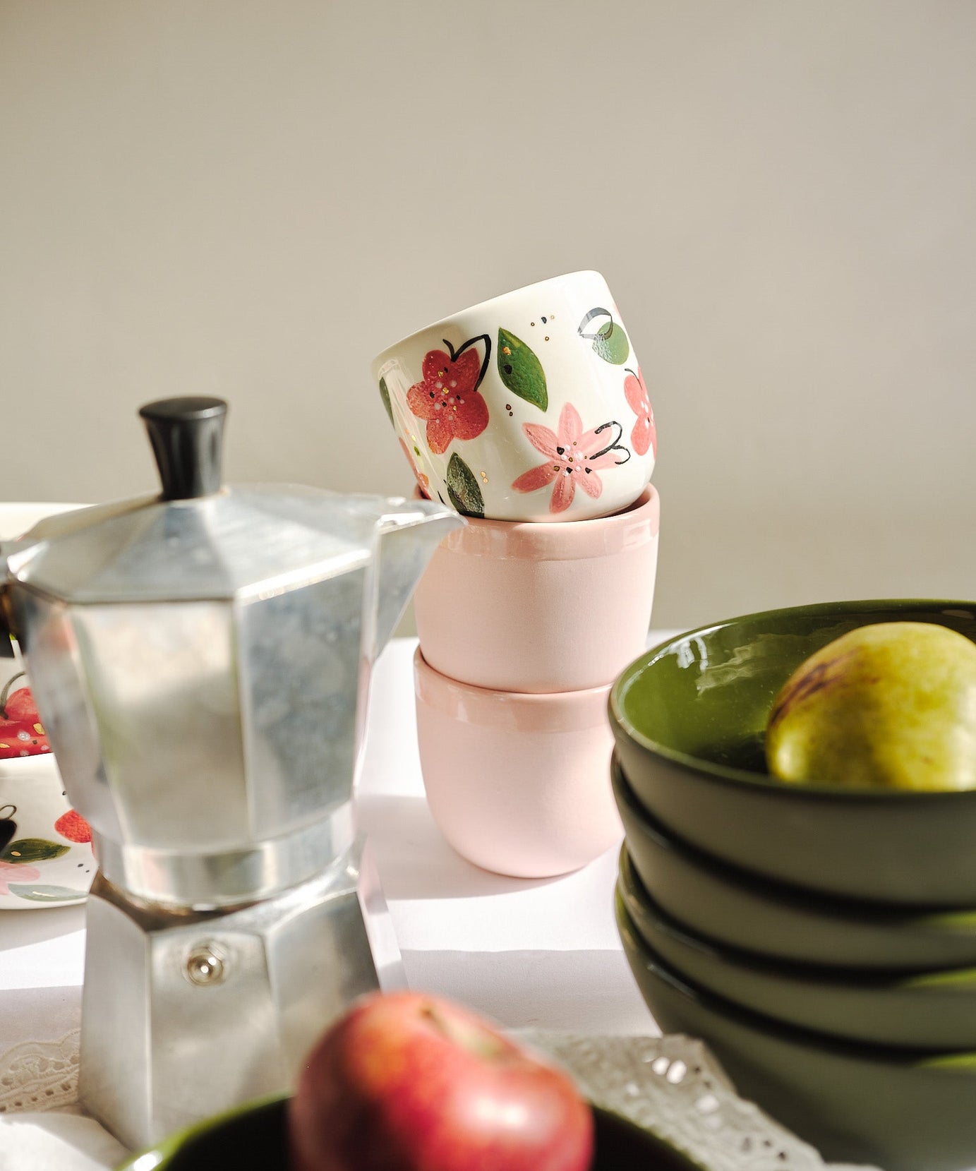 Handbemalte florale Kaffeetasse – Einzigartiges Porzellandesign