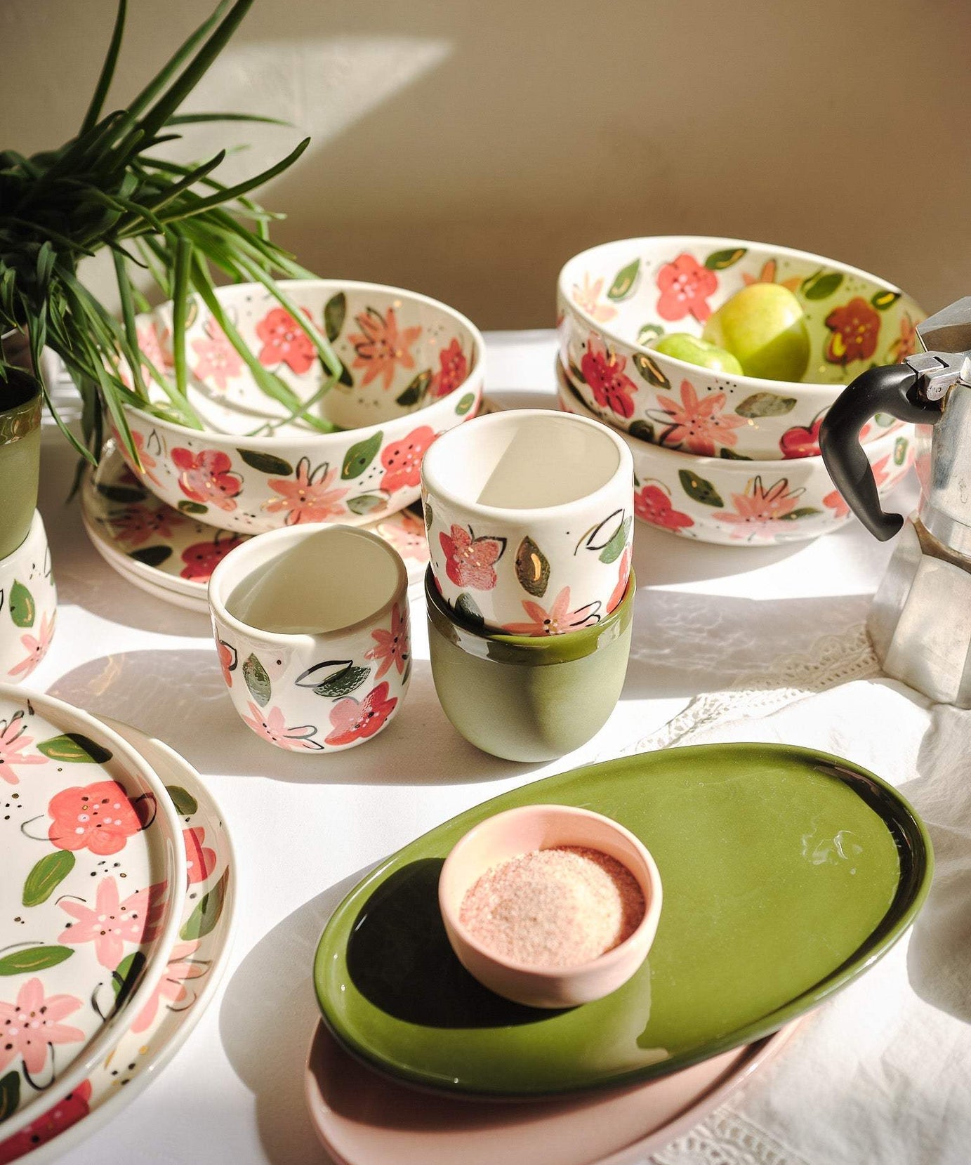 Handbemalte florale Kaffeetasse – Einzigartiges Porzellandesign