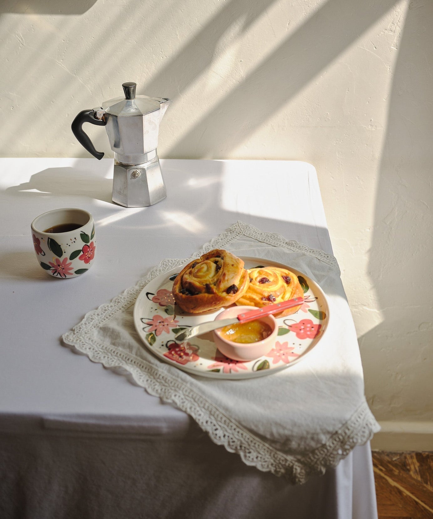 Handbemalte florale Kaffeetasse – Einzigartiges Porzellandesign