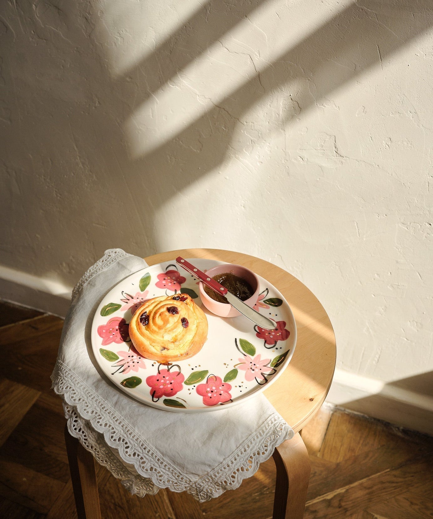 Handbemalte Teller mit Blumenmotiv - Einzigartiges Porzellandesign