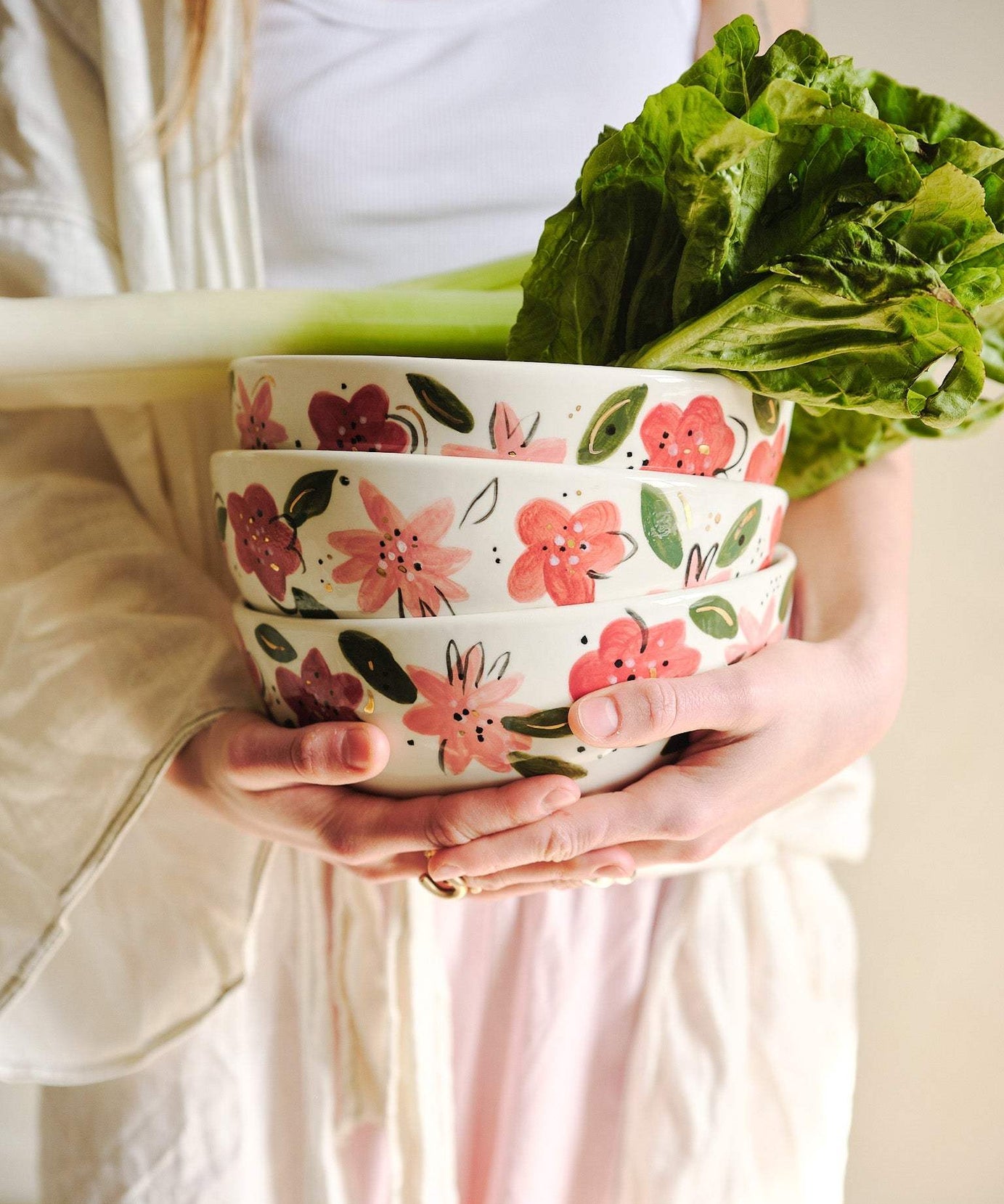 Handbemalte Blumensalatschale - Einzigartiges Porzellandesign
