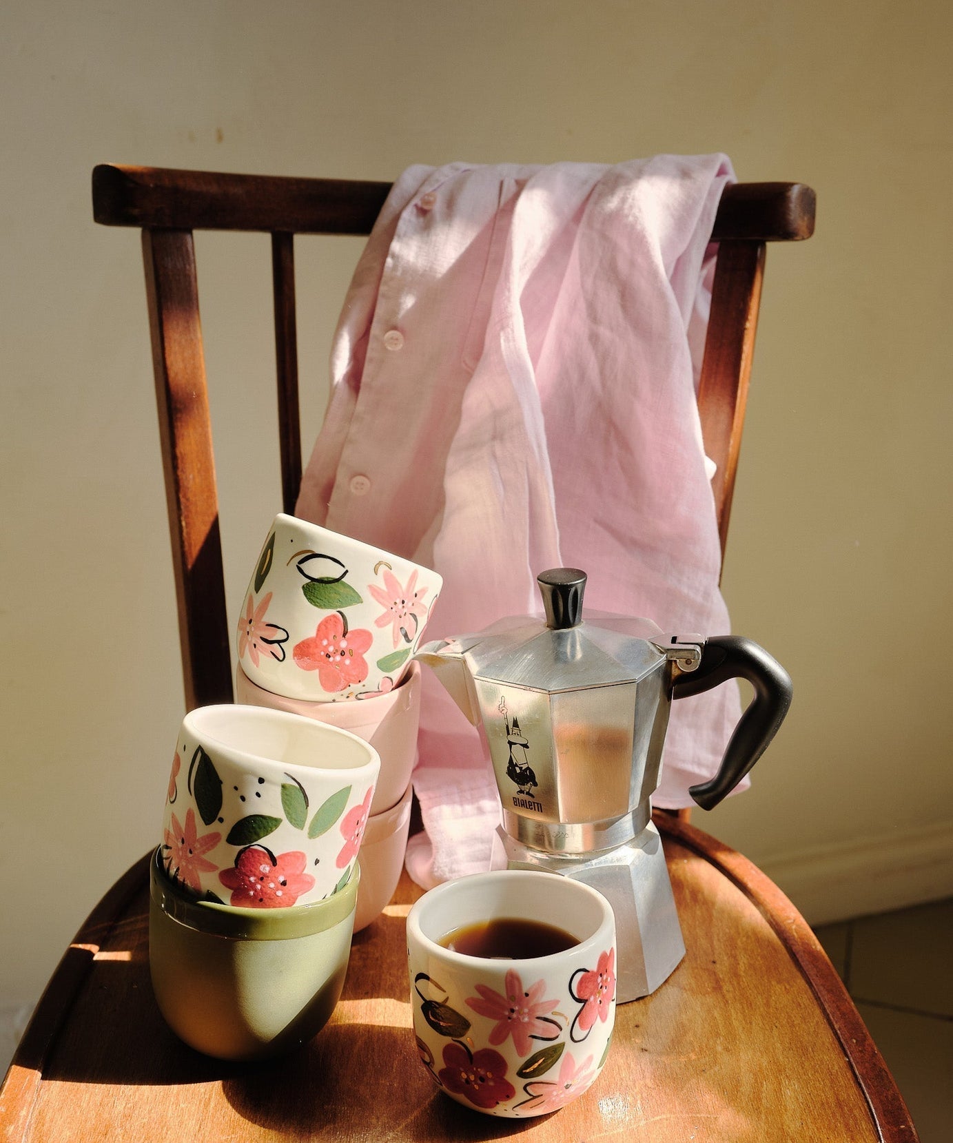 Handbemalte florale Kaffeetasse – Einzigartiges Porzellandesign
