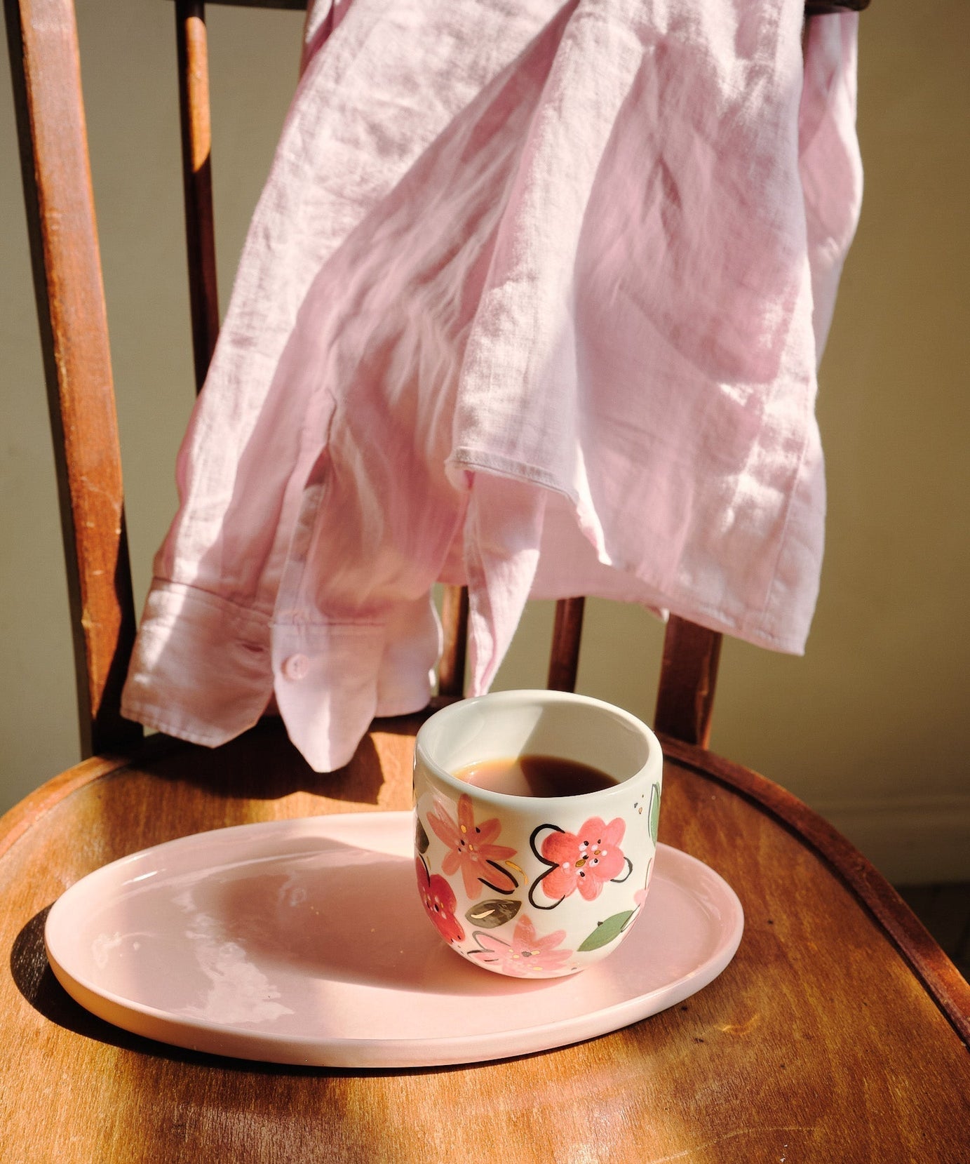 Handbemalte florale Kaffeetasse – Einzigartiges Porzellandesign