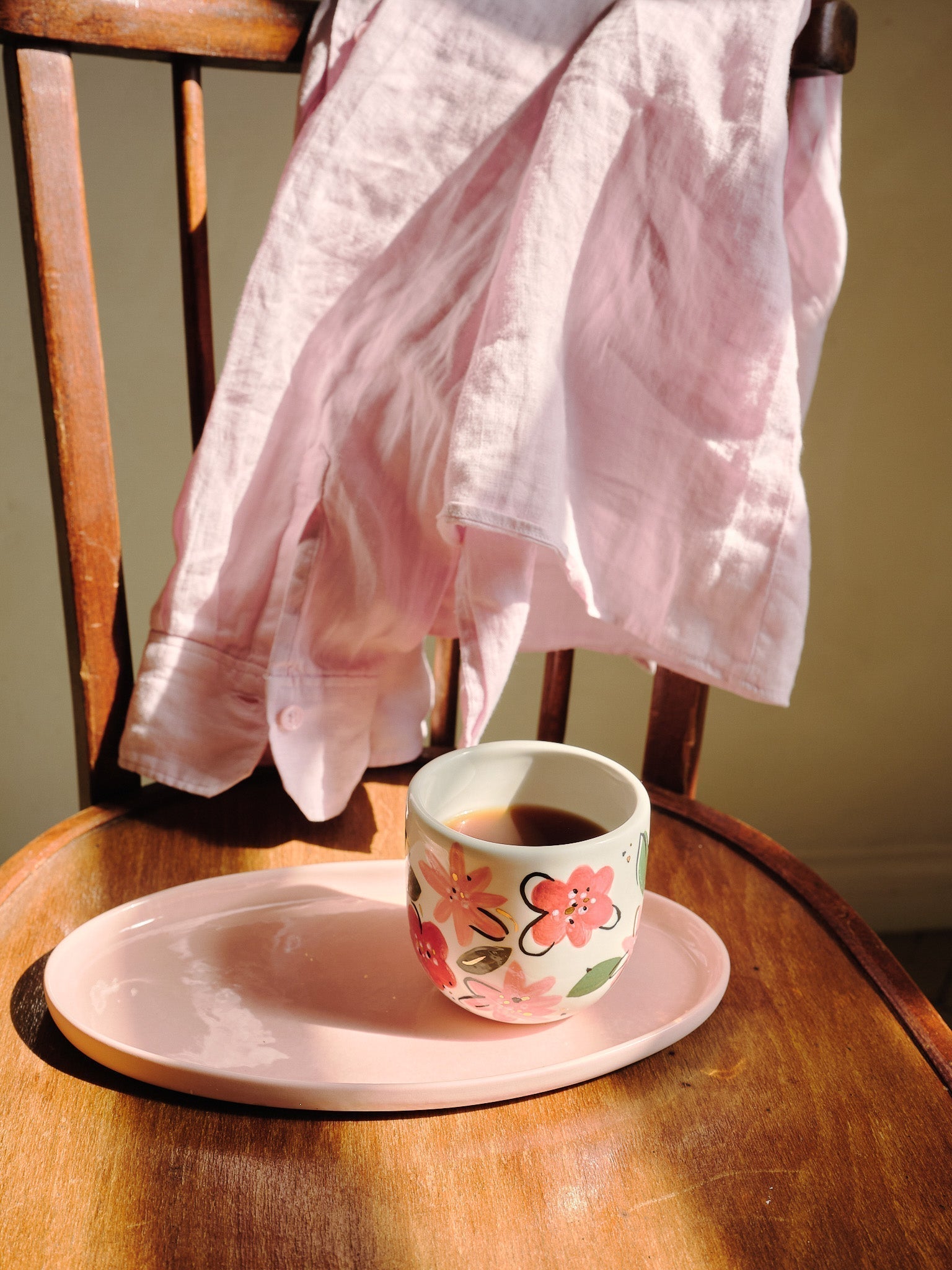 Handbemalte florale Kaffeetasse – Einzigartiges Porzellandesign