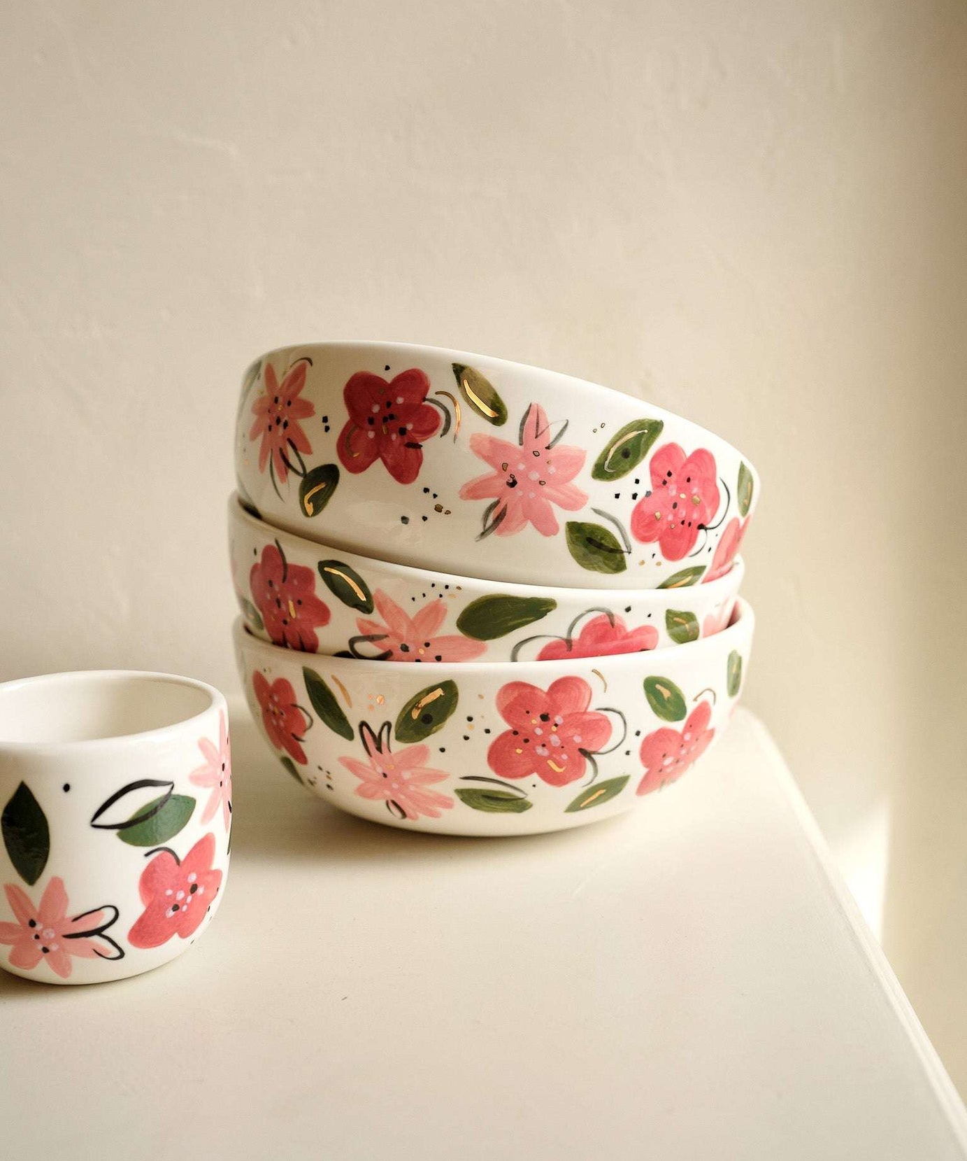Handbemalte Blumensalatschale - Einzigartiges Porzellandesign