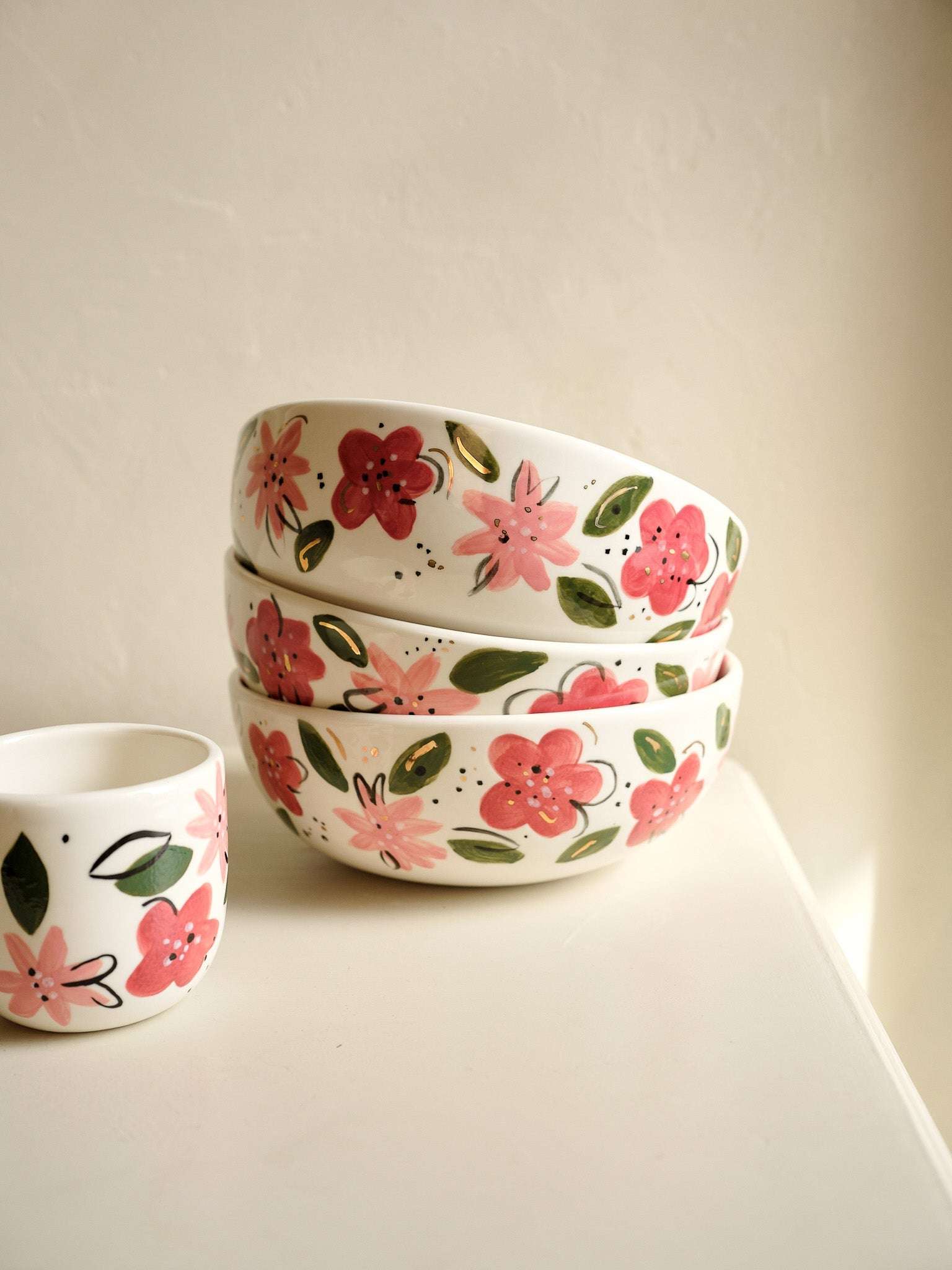 Handbemalte Blumensalatschale - Einzigartiges Porzellandesign