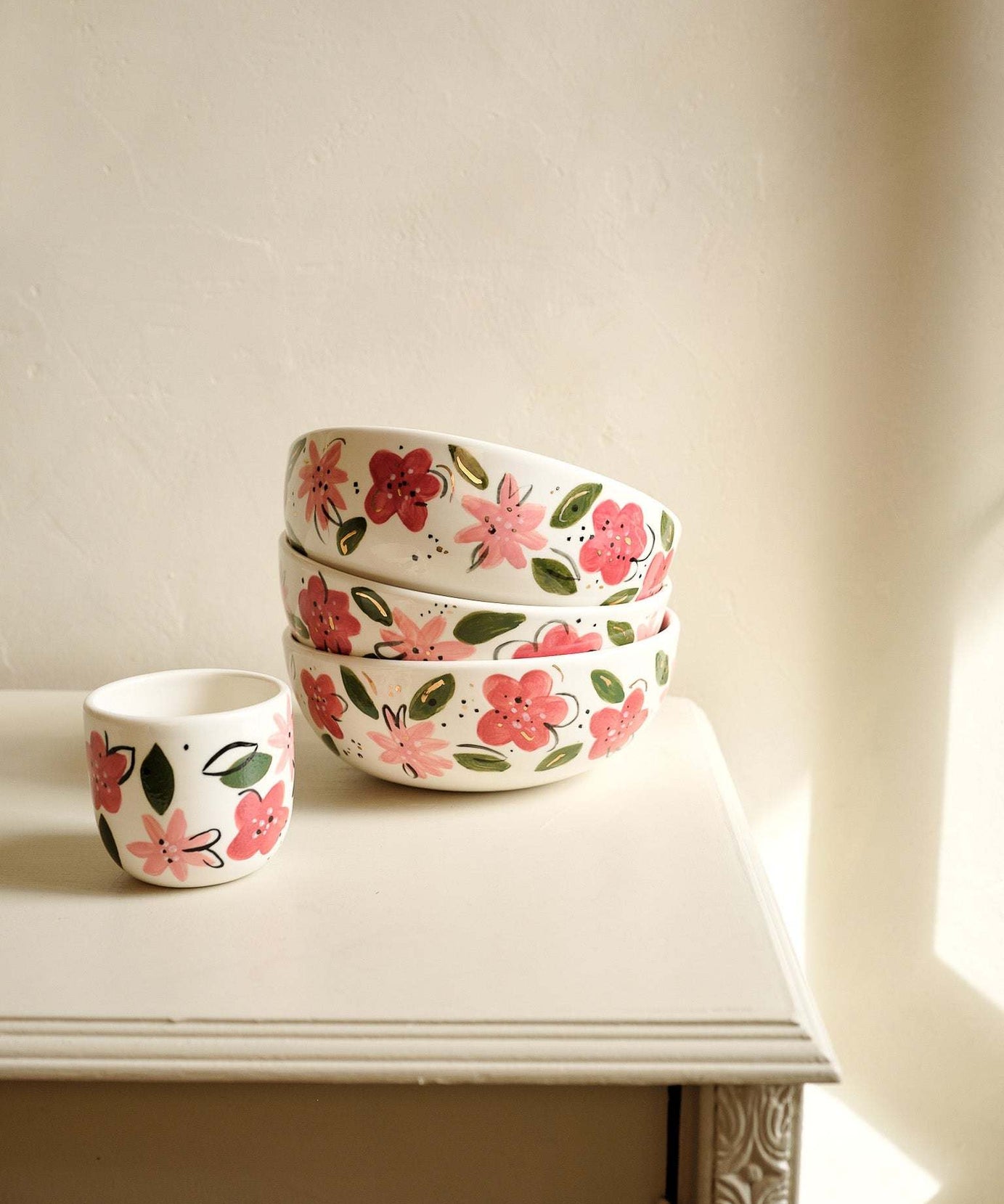 Handbemalte florale Kaffeetasse – Einzigartiges Porzellandesign