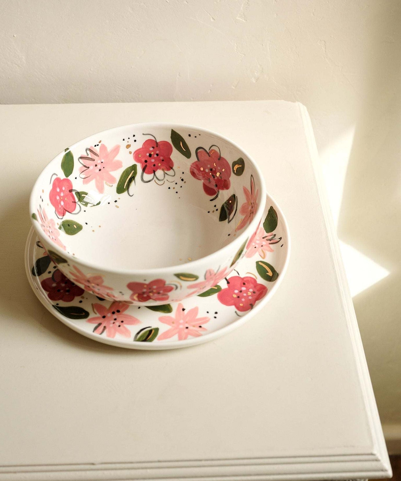 Handbemalte Blumensalatschale - Einzigartiges Porzellandesign