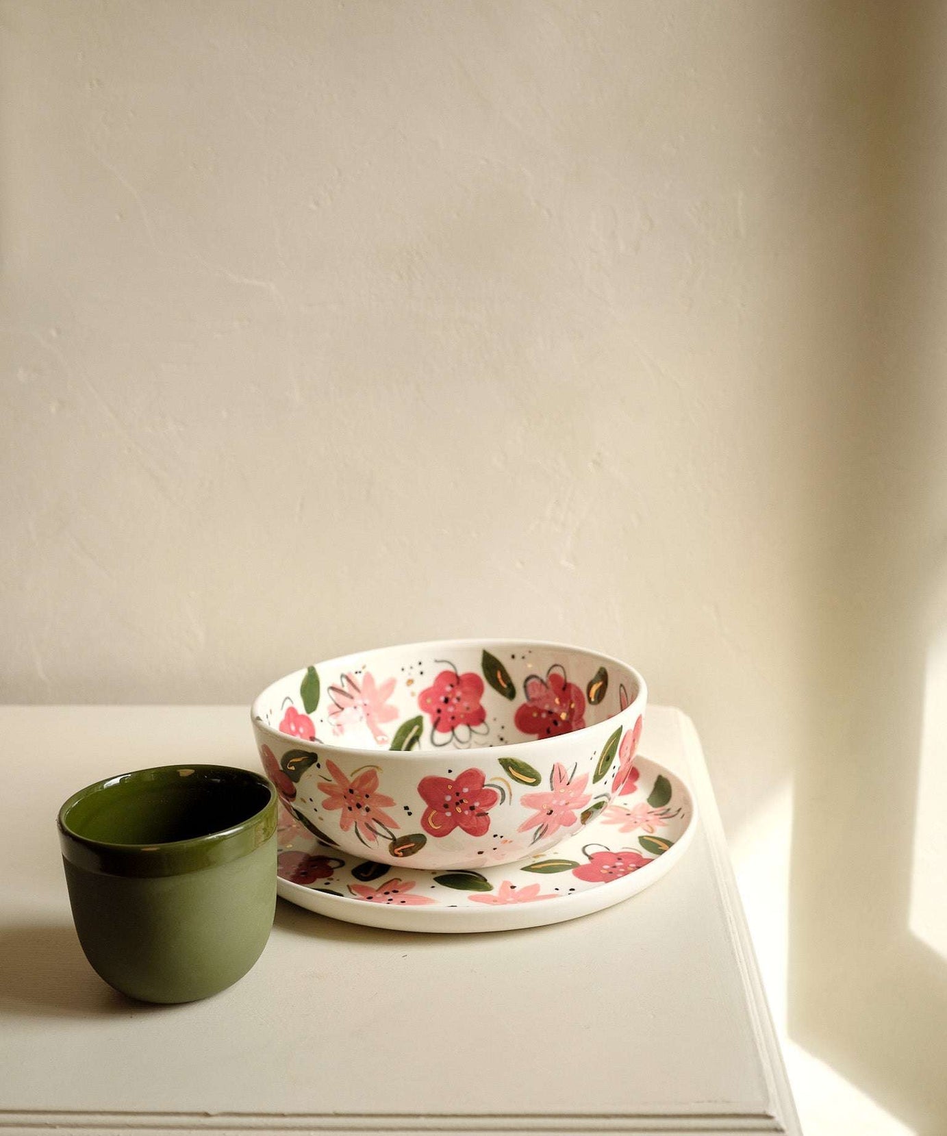 Handbemalte Blumensalatschale - Einzigartiges Porzellandesign