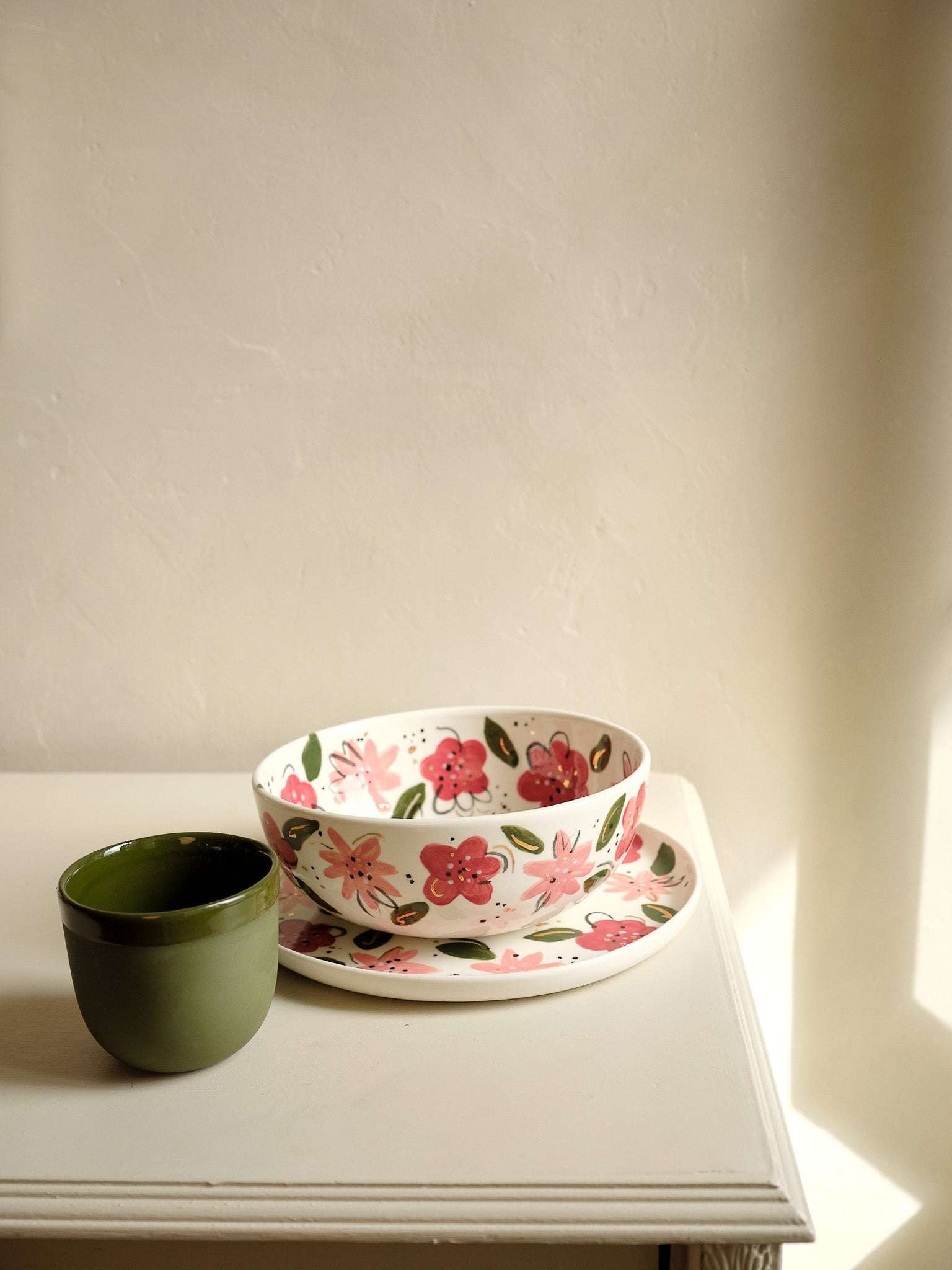 Handbemalte Blumensalatschale - Einzigartiges Porzellandesign