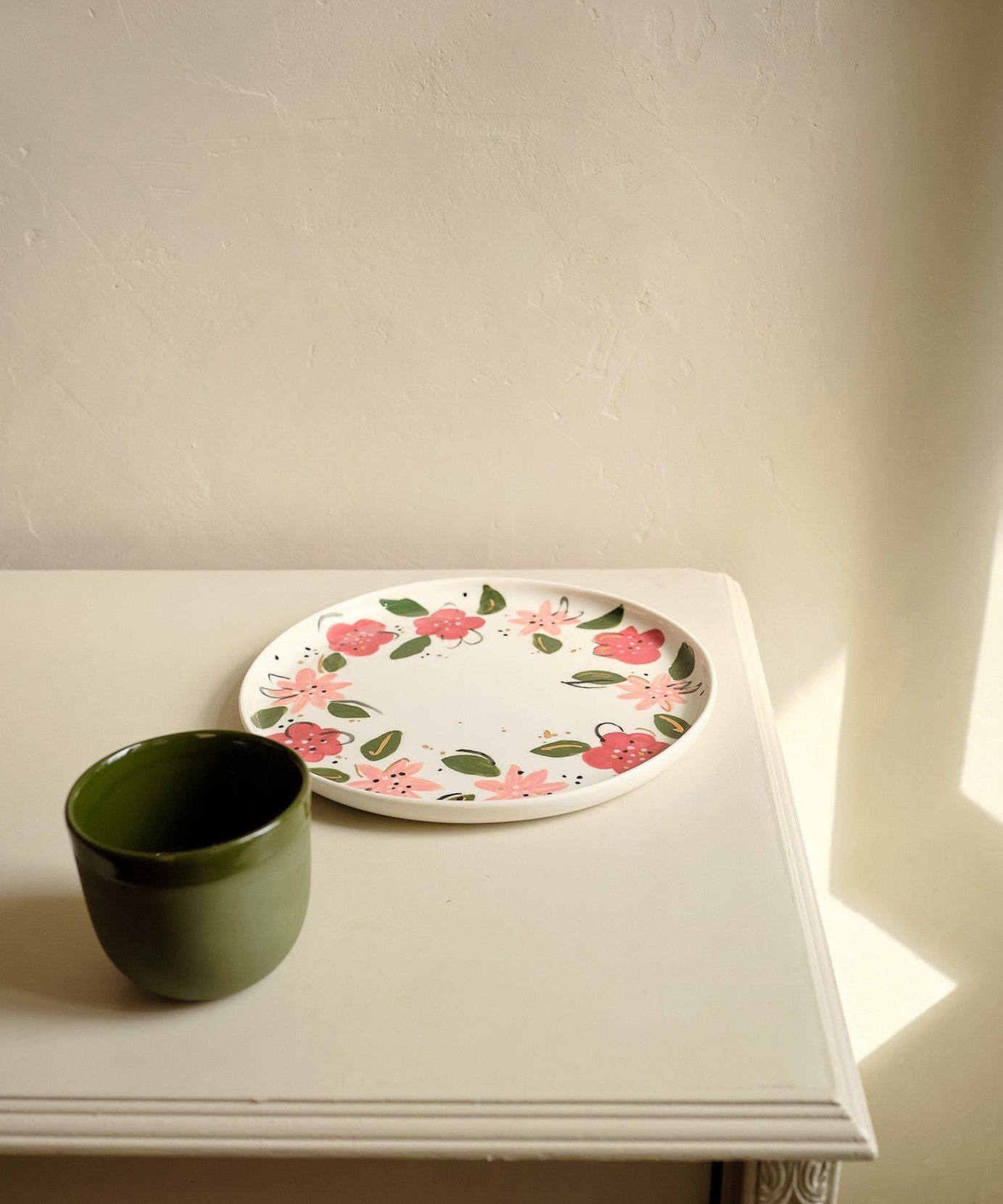 Handbemalte Teller mit Blumenmotiv - Einzigartiges Porzellandesign