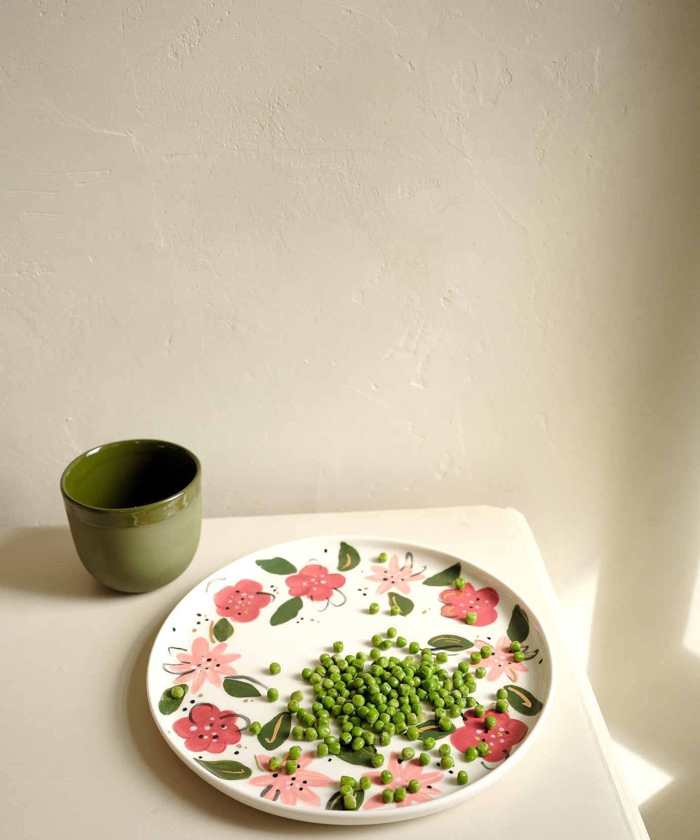 Handbemalte Teller mit Blumenmotiv - Einzigartiges Porzellandesign